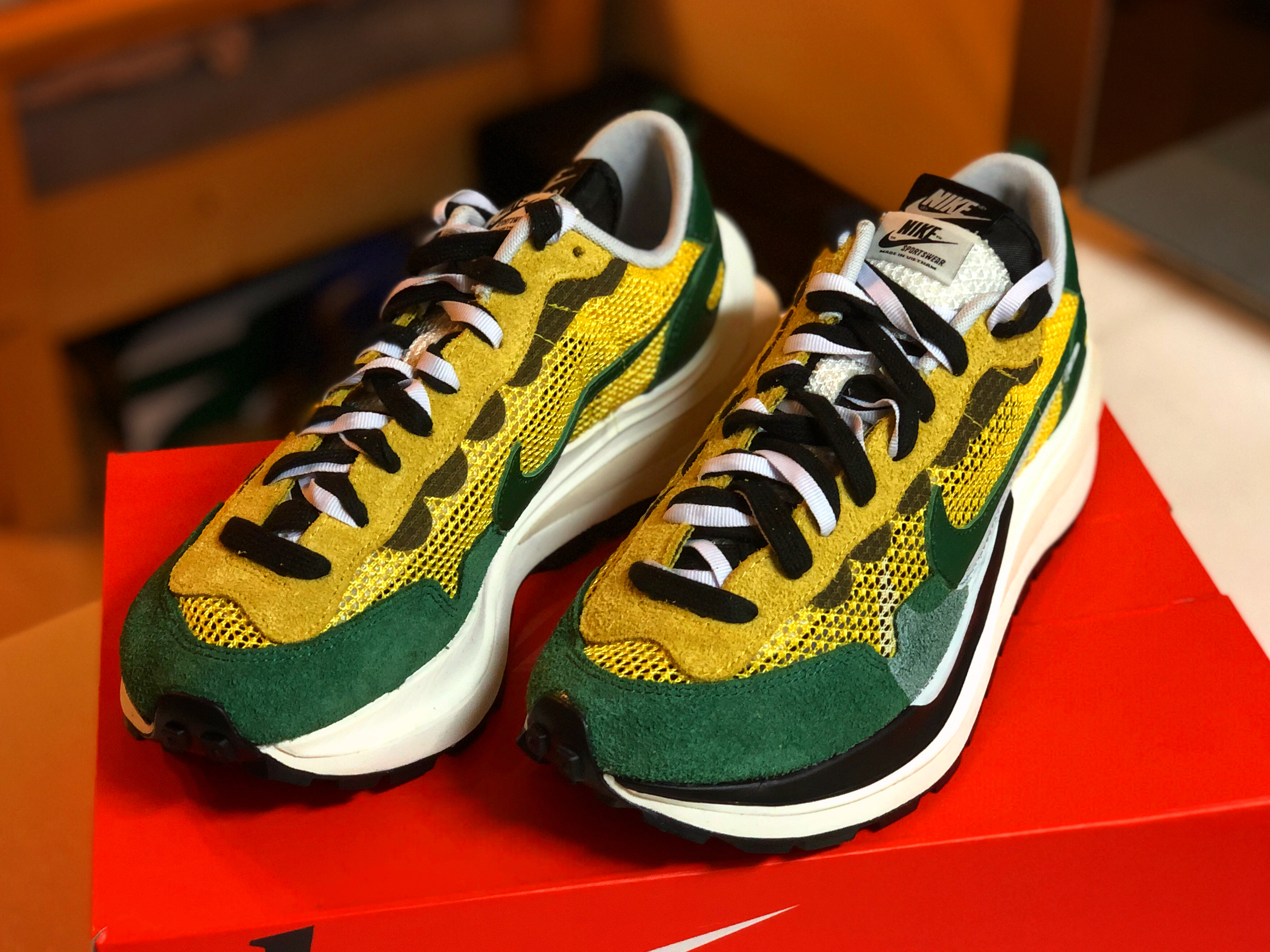 Nike x Sacai VaporWaffle Tour Yellow & Gorge Green Sail 착용 스타일