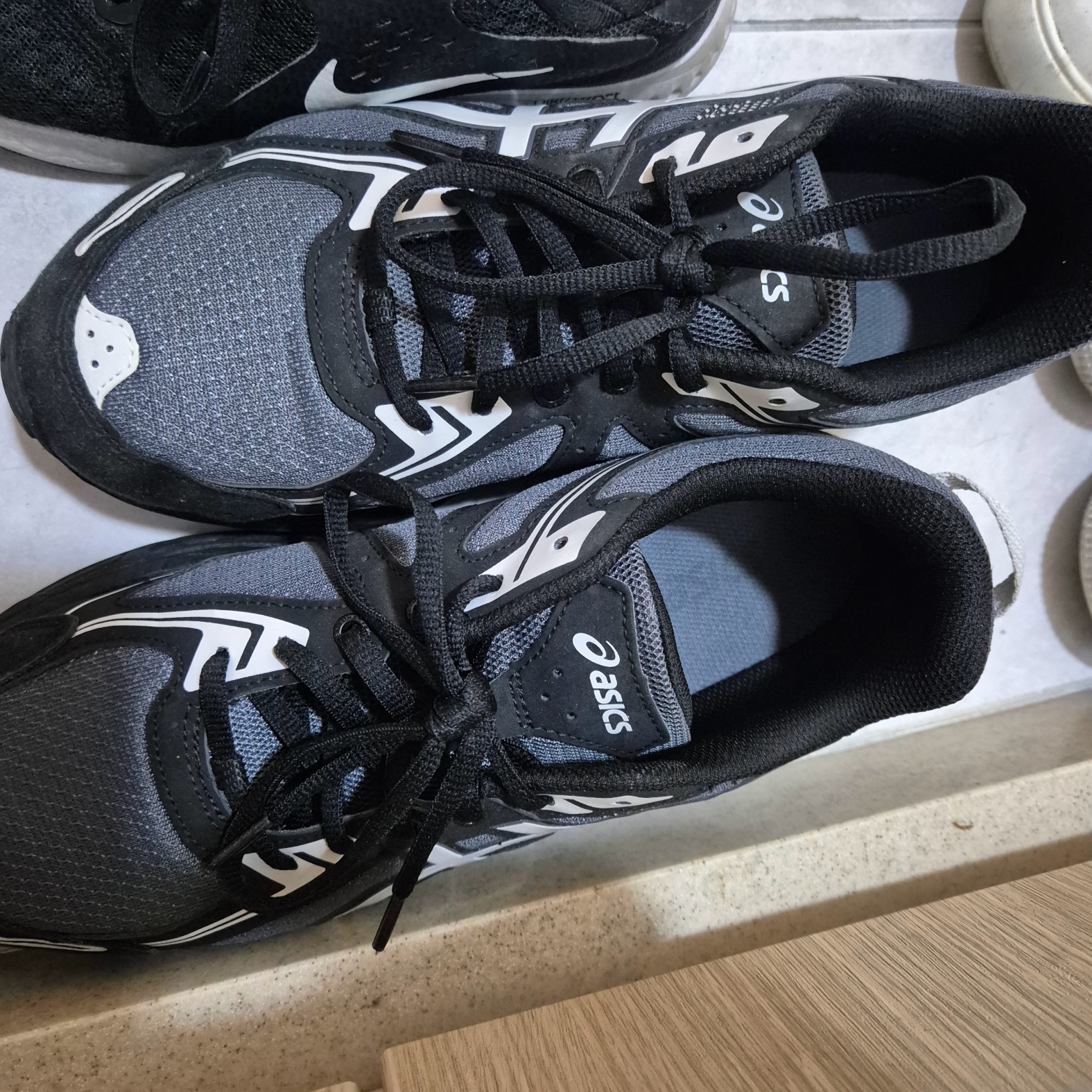 New Balance 2002R Grey, Asics Gel-Venture 6 Carrier Grey 착용 스타일