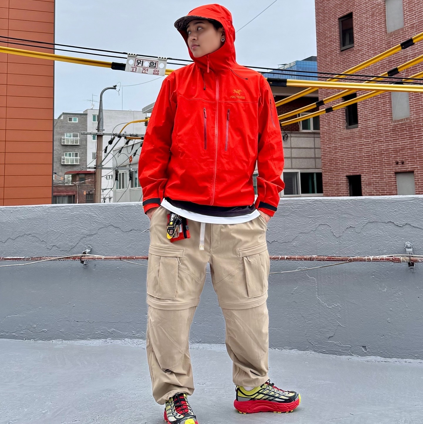 Hoka x Nicole McLaughlin Mafate Three 2 High Risk Red, Nike ACG Smith Summit Cargo Pants Khaki Iron Ore - Asia 착용 스타일 - 1