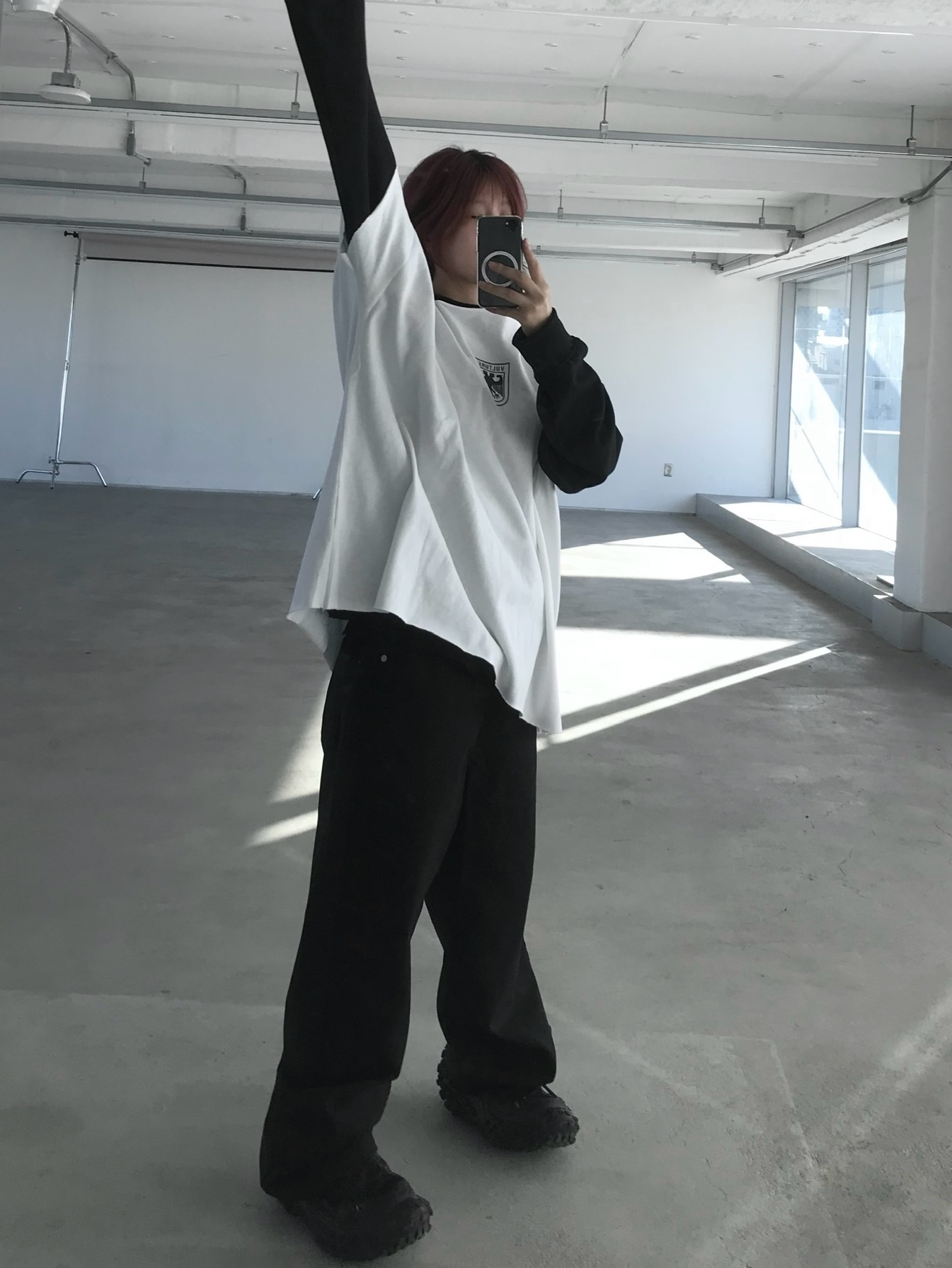 Yeezy Vultures Box T-Shirt White (Vultures Listening Experience Korea Exclusive), Jordan 1 x Travis Scott Retro Low OG SP Sail and Ridgerock 착용 스타일 - 1