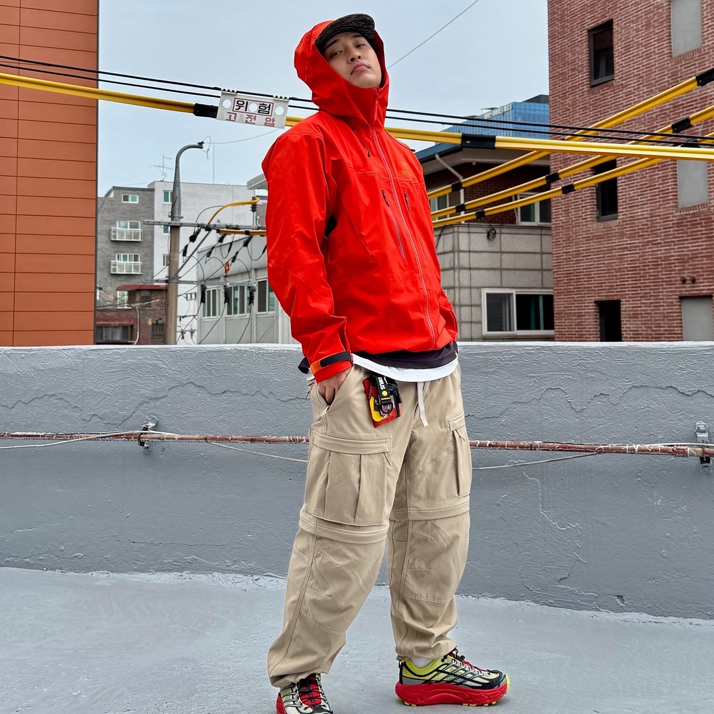 Hoka x Nicole McLaughlin Mafate Three 2 High Risk Red, Nike ACG Smith Summit Cargo Pants Khaki Iron Ore - Asia 착용 스타일 - 2