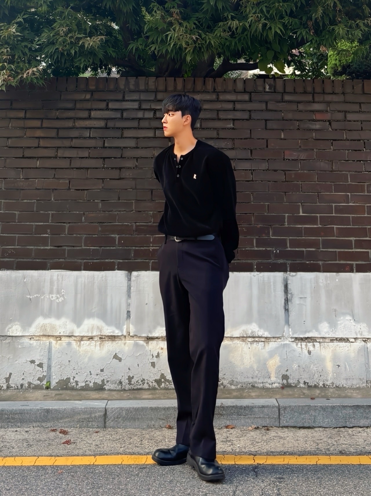 Celine Margaret Chelsea Boot in Shiny Bull Black 착용 스타일 - 2