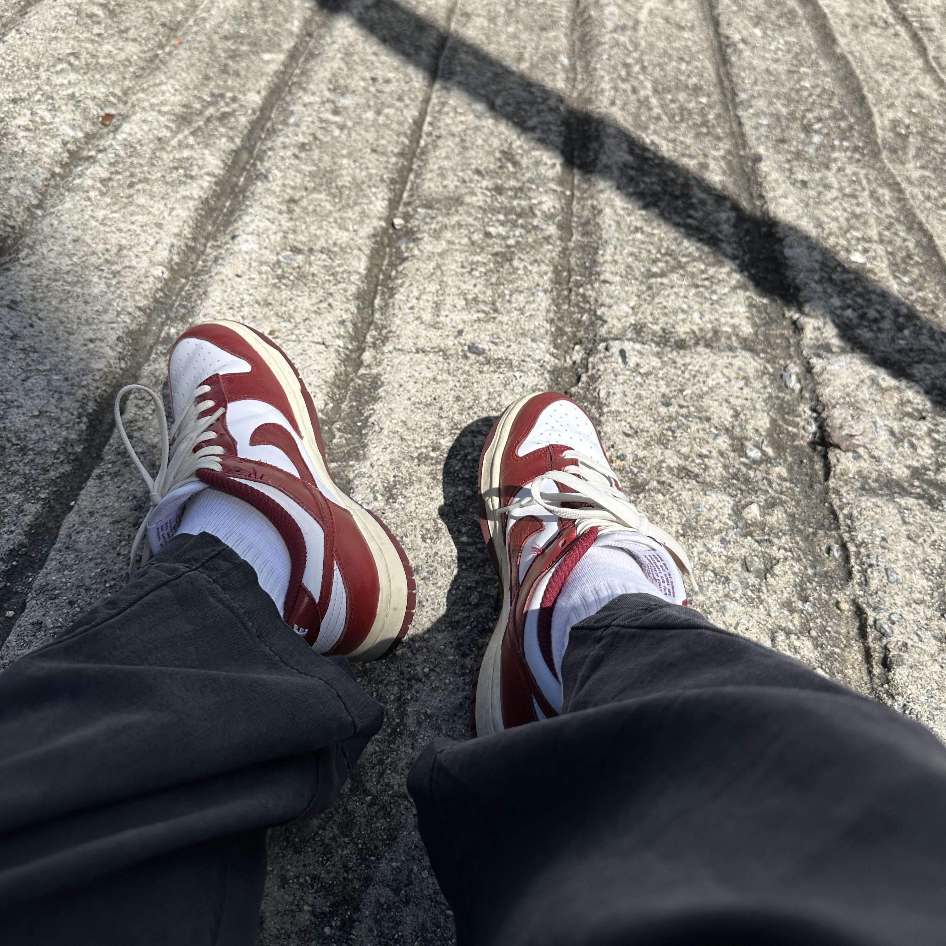 (W) Nike Dunk Low Retro PRM Team Red and White 착용 스타일 - 2