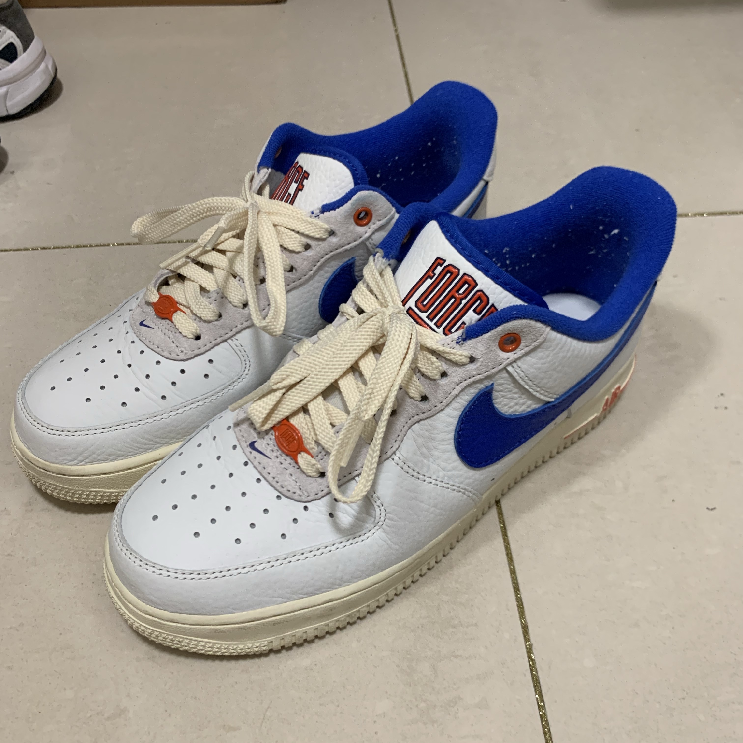 (W) Nike Air Force 1 '07 LX University Blue and Summit White 착용 스타일