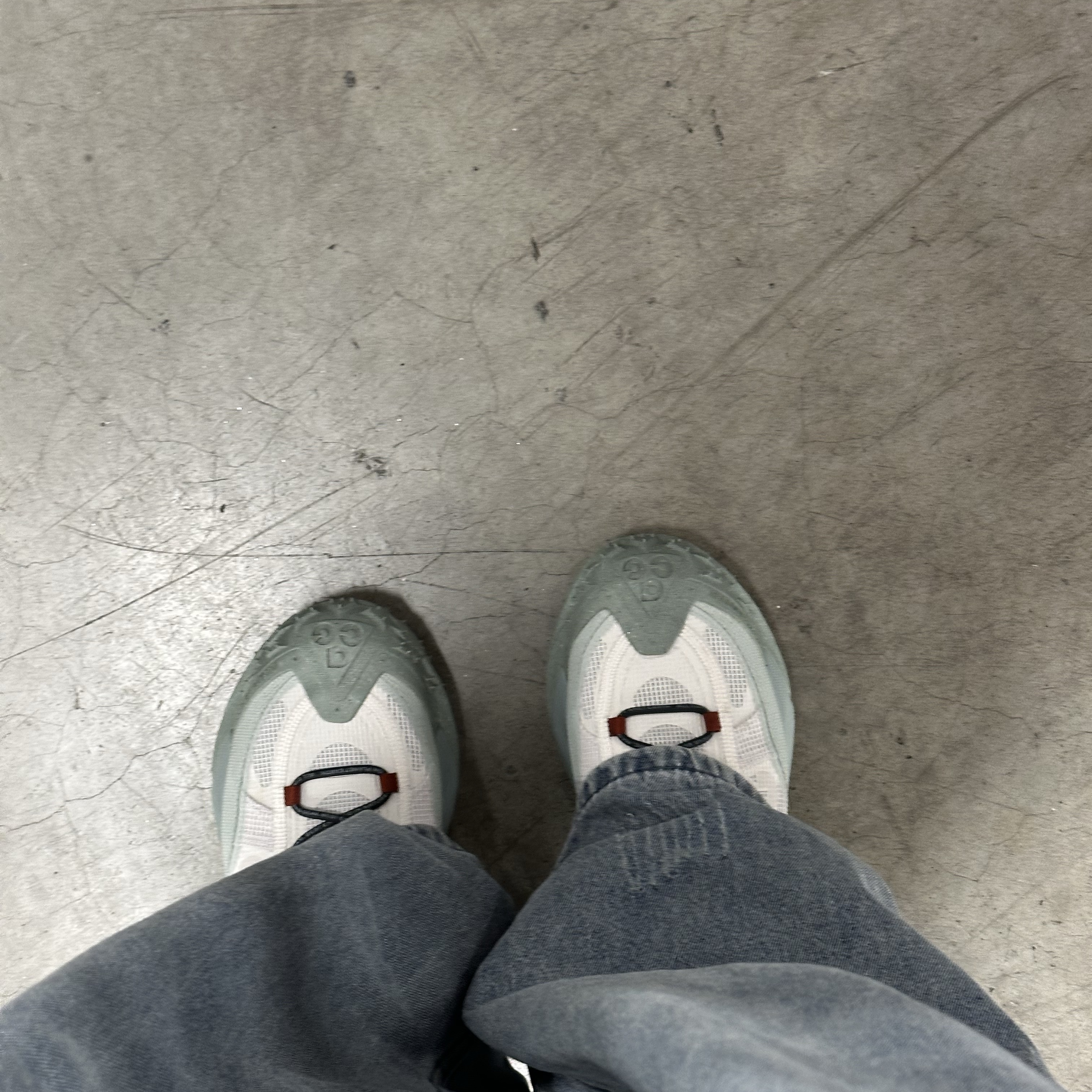 Nike ACG Mountain Fly 2 Low Gore-Tex Phantom Dark Smoke Grey 착용 스타일