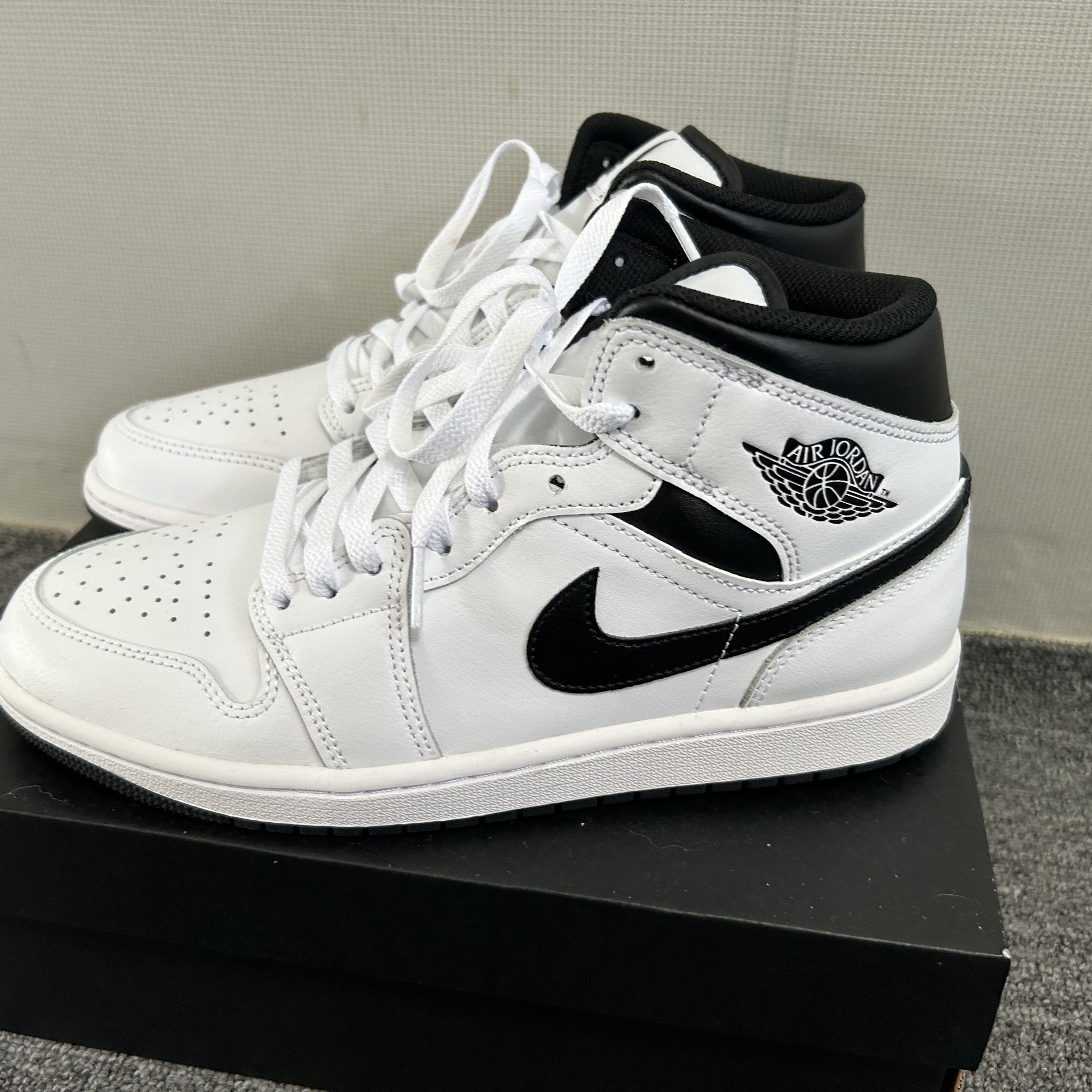 Jordan 1 Mid White Black 착용 스타일