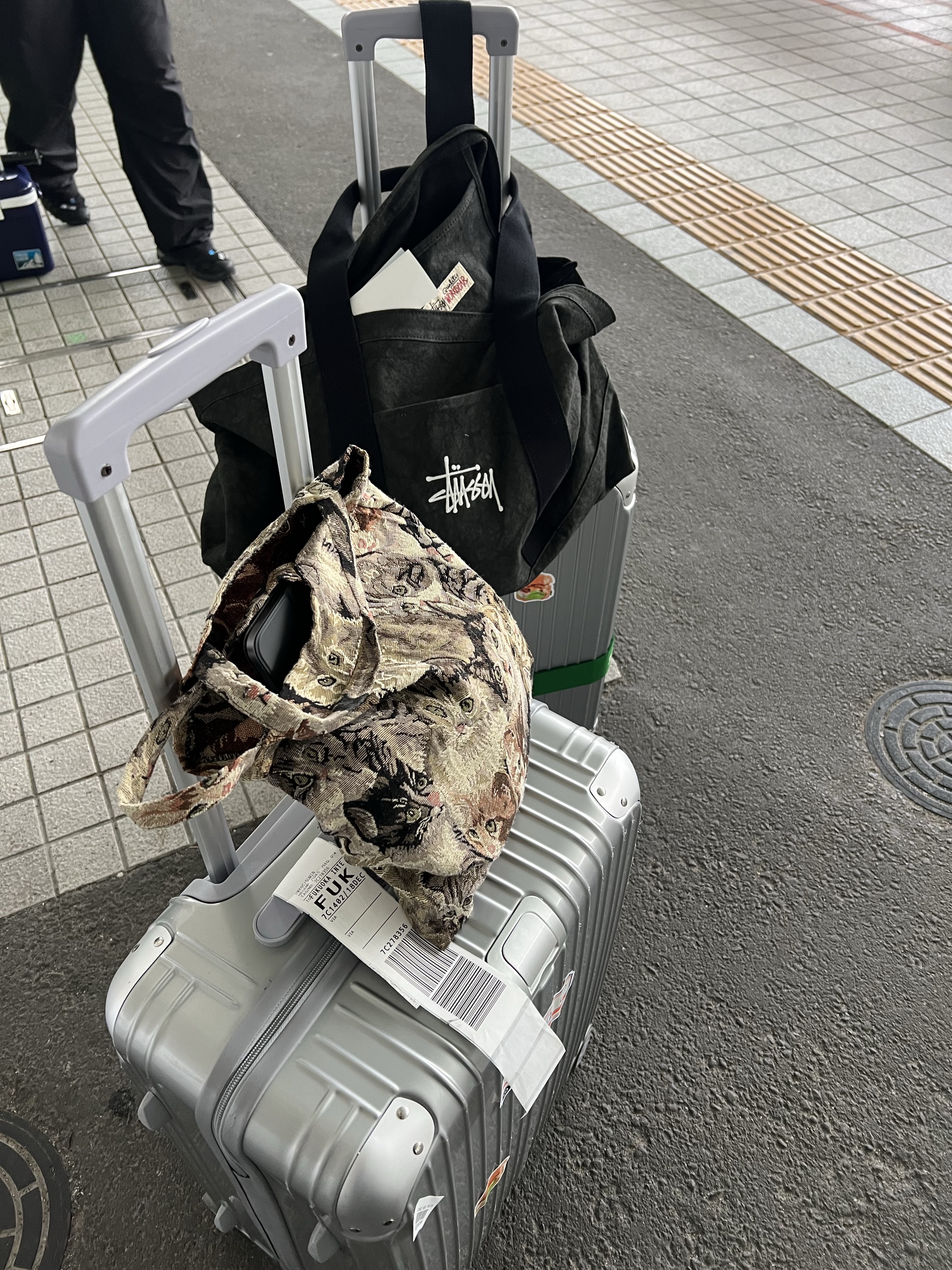 Stussy Canvas Extra Large Tote Bag Washed Black 착용 스타일 - 1