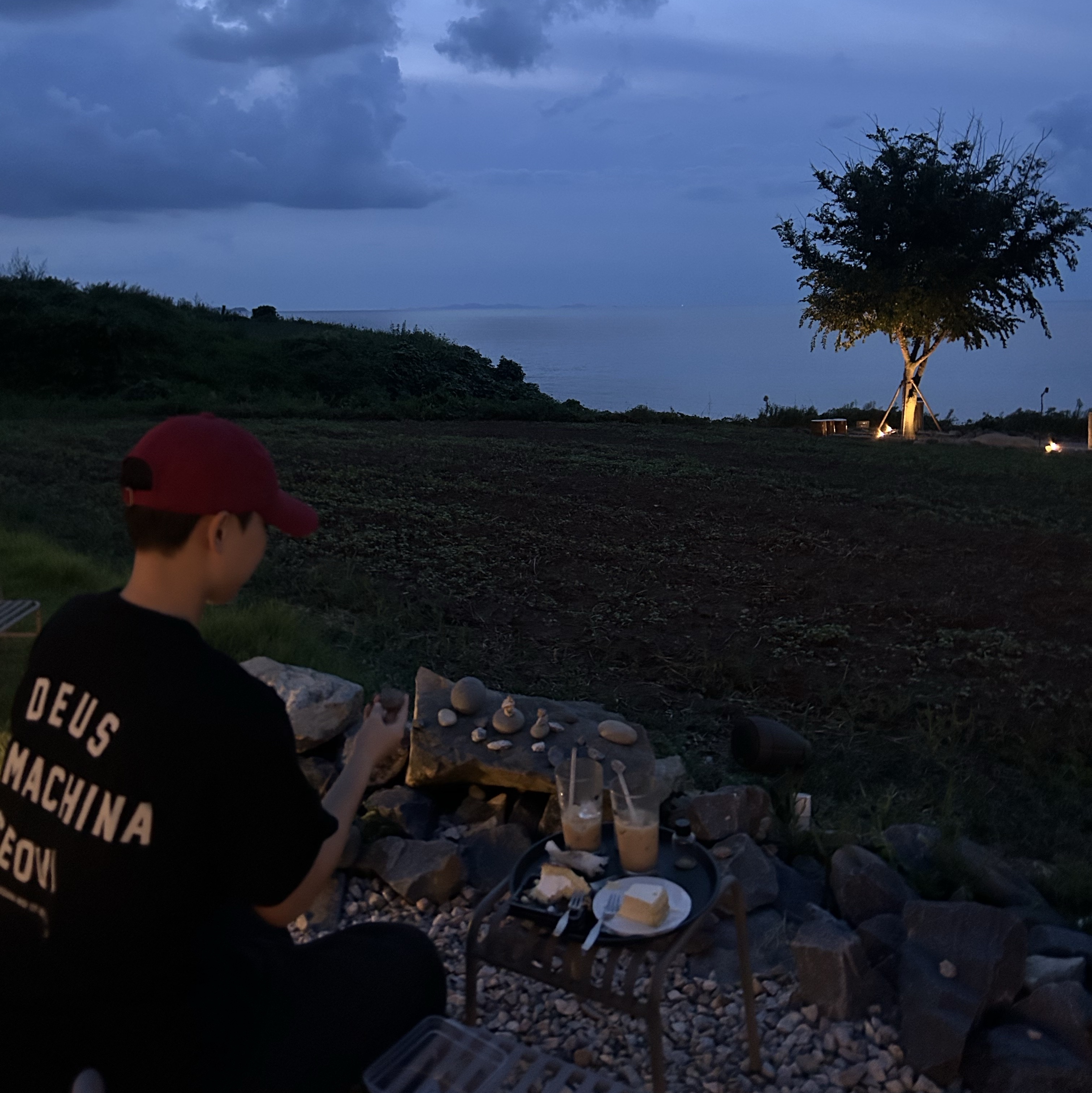 Deus Ex Machina Seoul College T-Shirt Black 착용 스타일 - 2