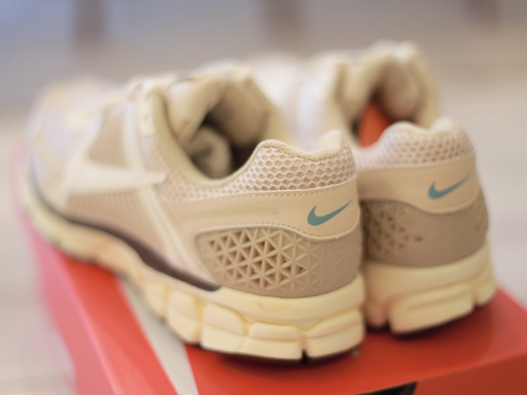 (W) Nike Zoom Vomero 5 Oatmeal 착용 스타일 - 3