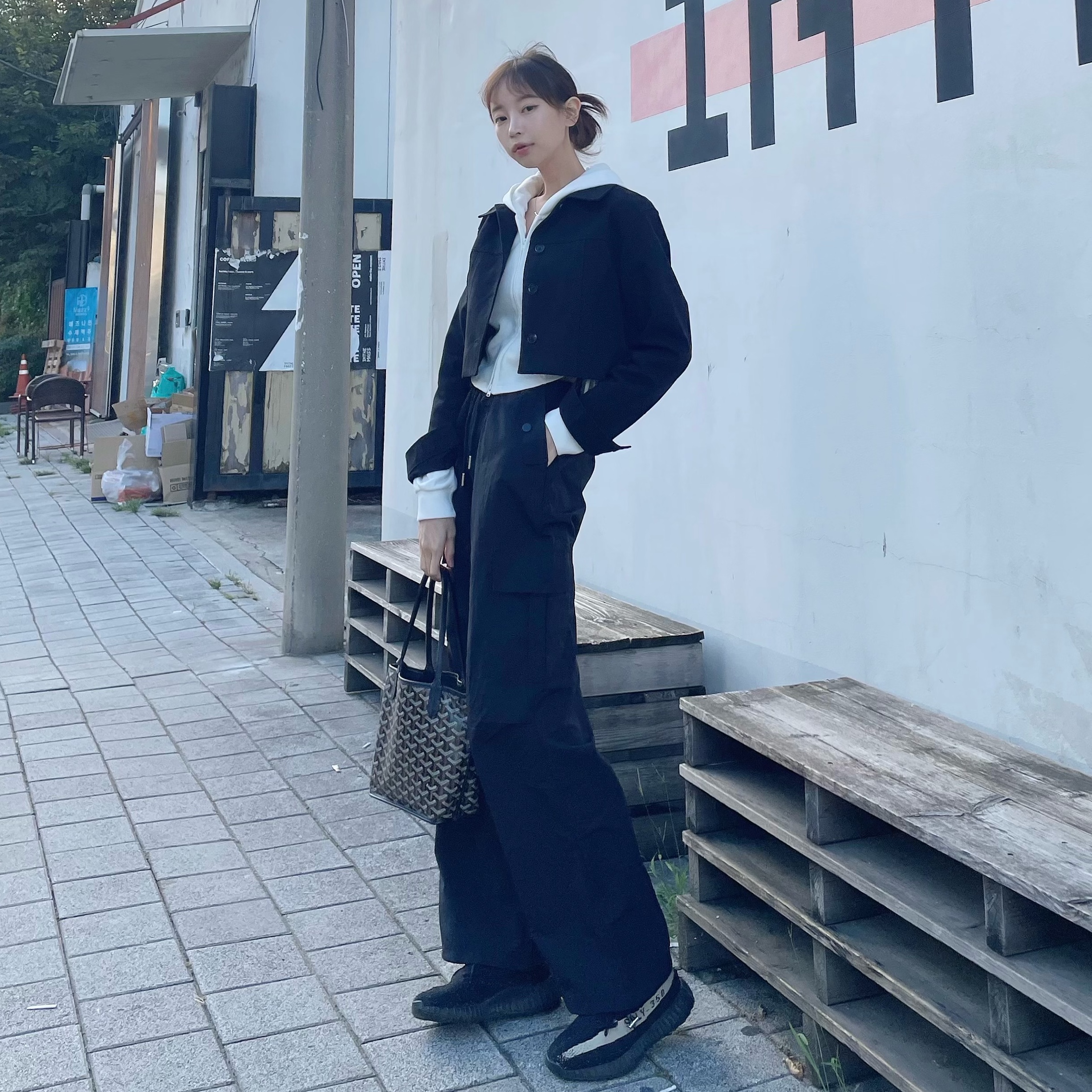 Goyard Anjou Mini Bag Black, Adidas Yeezy Boost 350 V2 Core Black White 2022 착용 스타일 - 1