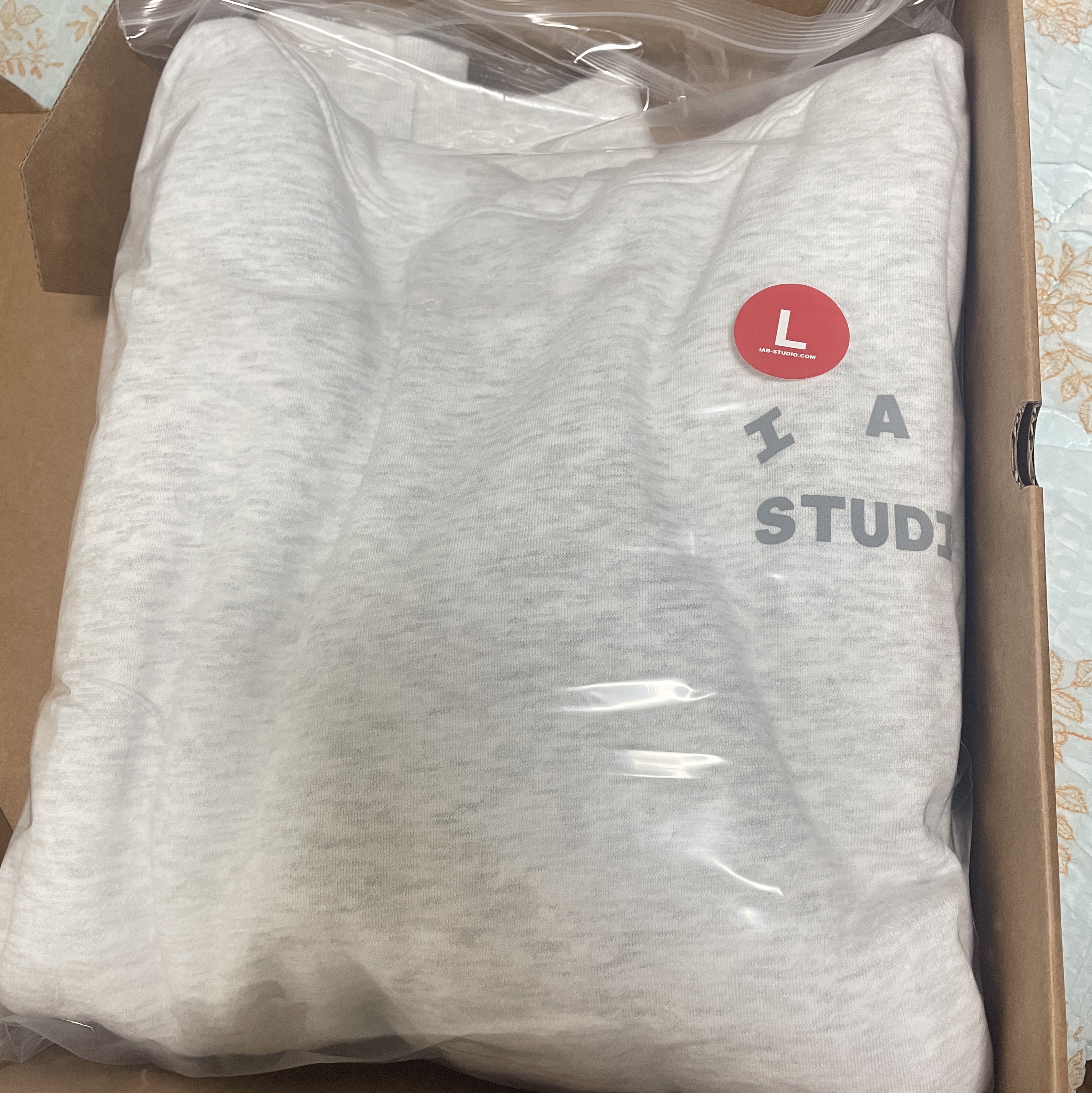 IAB Studio Hoodie Light Gray 착용 스타일