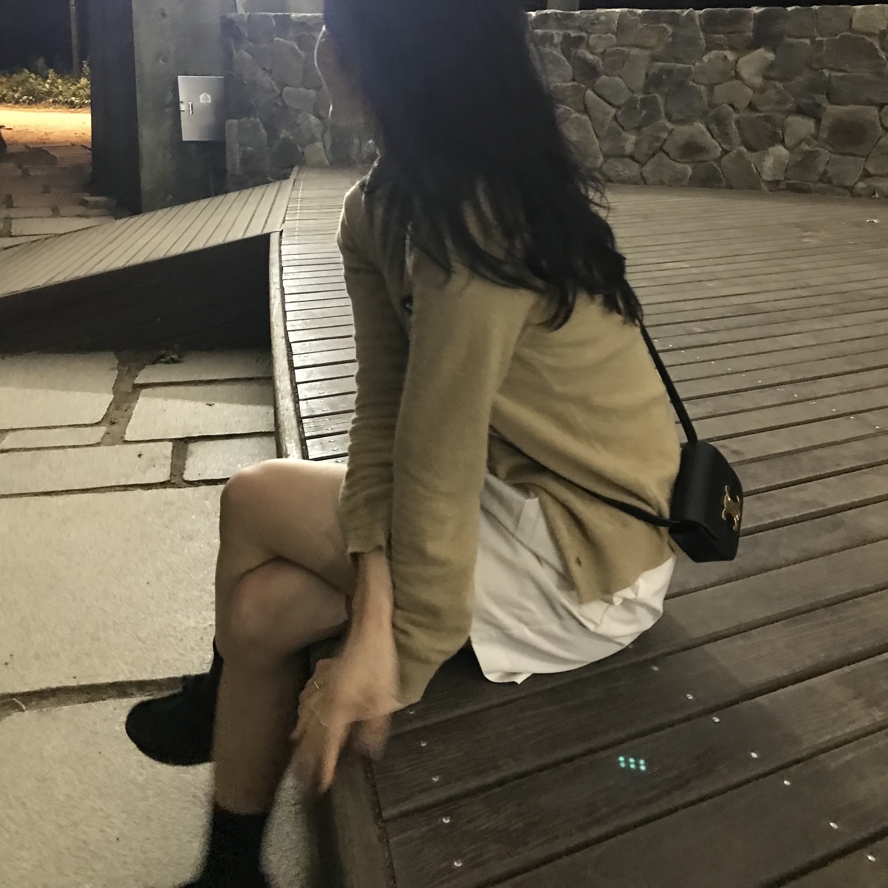 (W) Play Comme des Garcons Black Heart Knit Cardigan Beige, (W) Clarks Wallabee Black Suede 착용 스타일 - 3