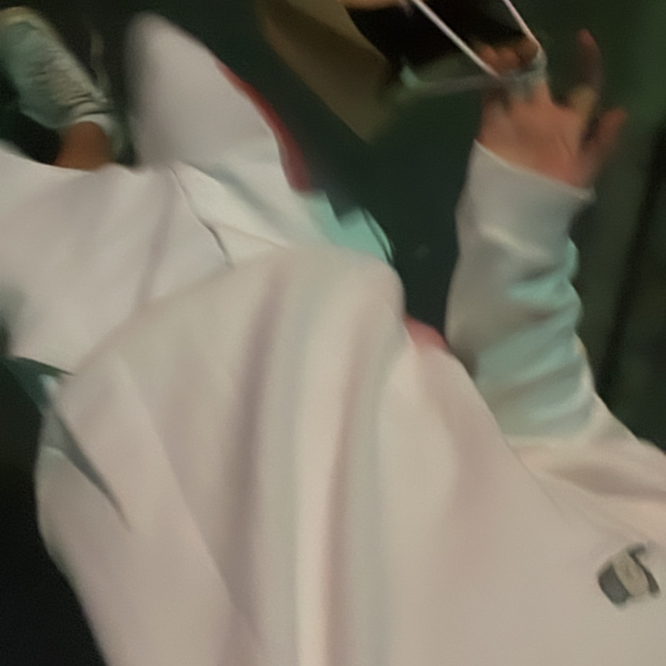 Uniqlo UT x Kaws Long Sleeve Sweatshirt Off White 착용 스타일