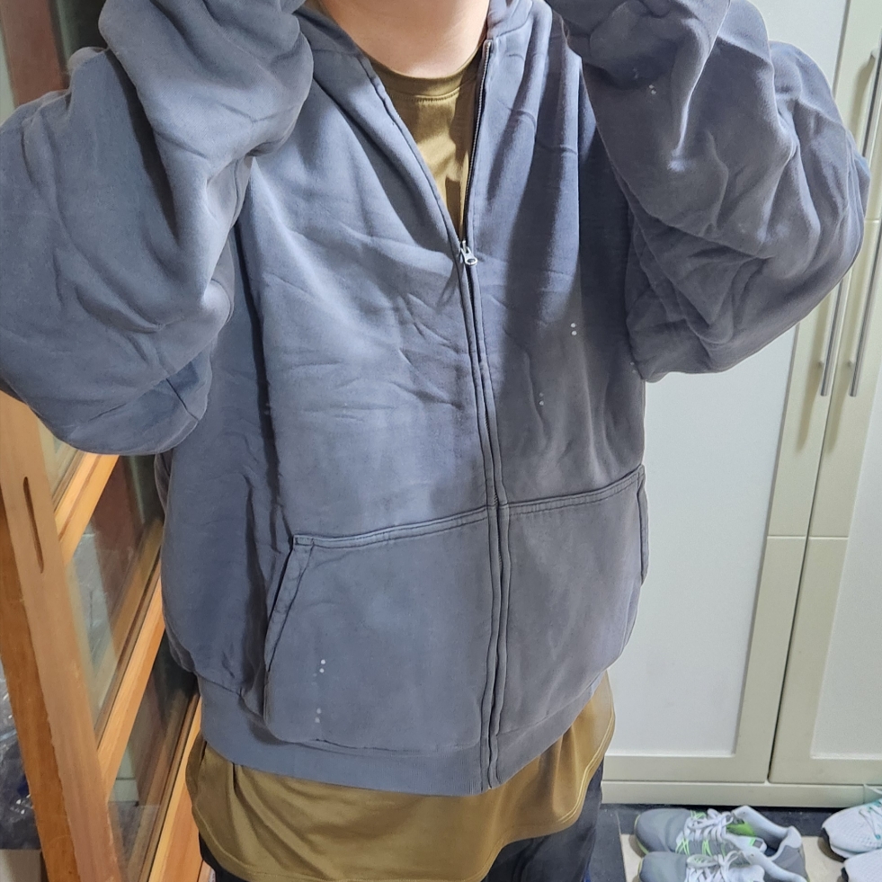 Yeezy YZY Zip-Up Hoodie Dark Grey 착용 스타일 - 2