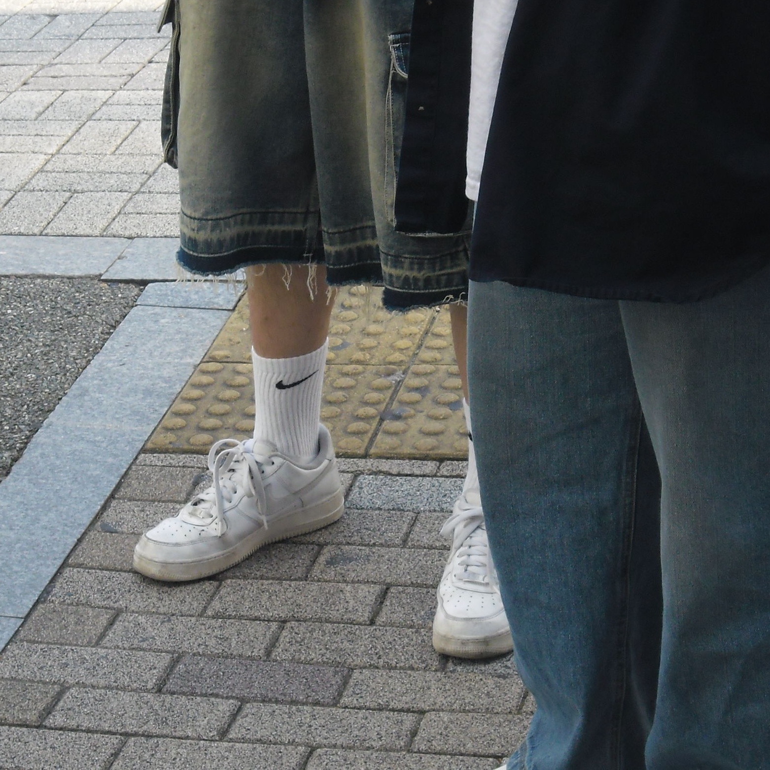 Nike Air Force 1 '07 Low White, Stussy 8 Ball Keychain Black 착용 스타일 - 1