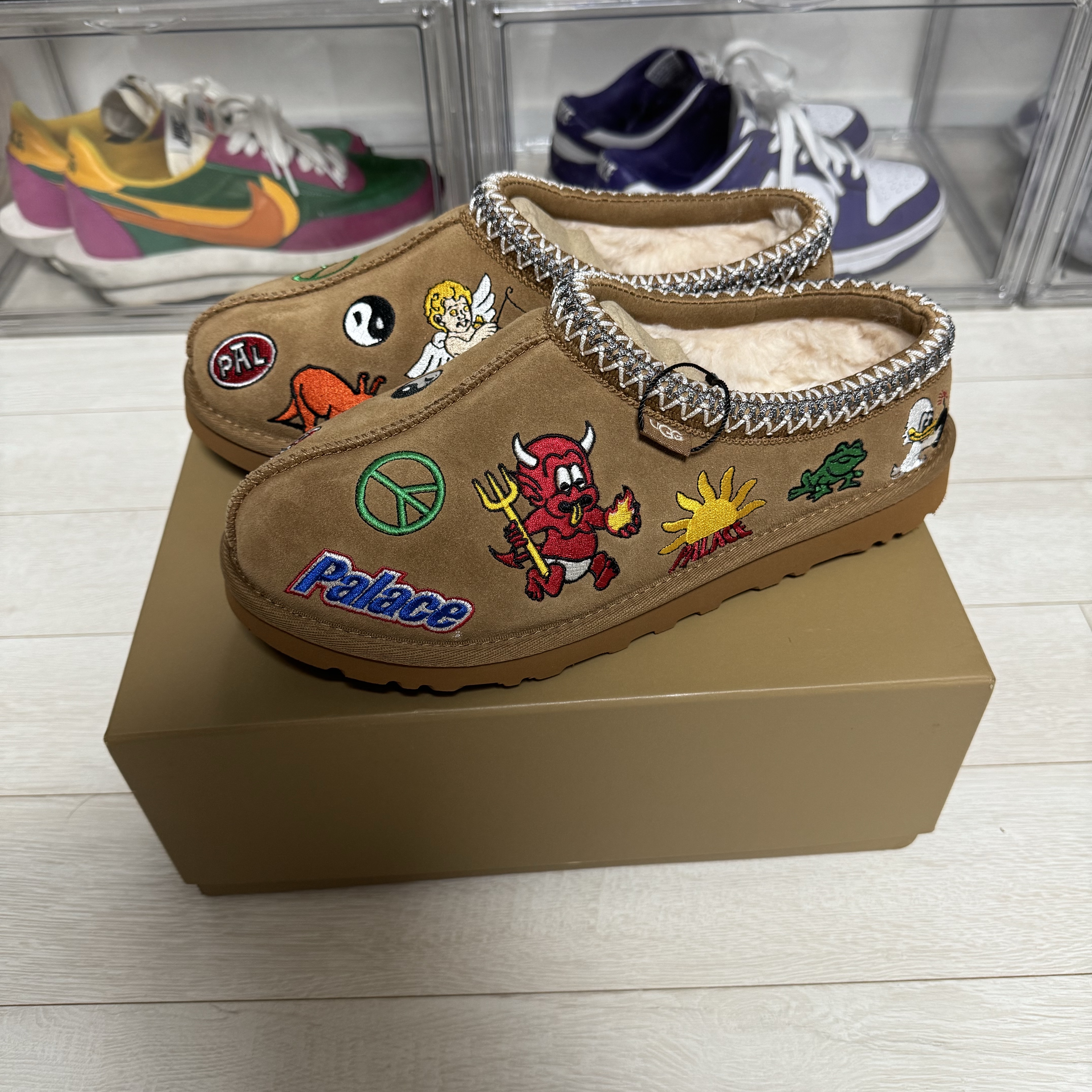 UGG x Palace Tasman Slipper Chestnut 착용 스타일