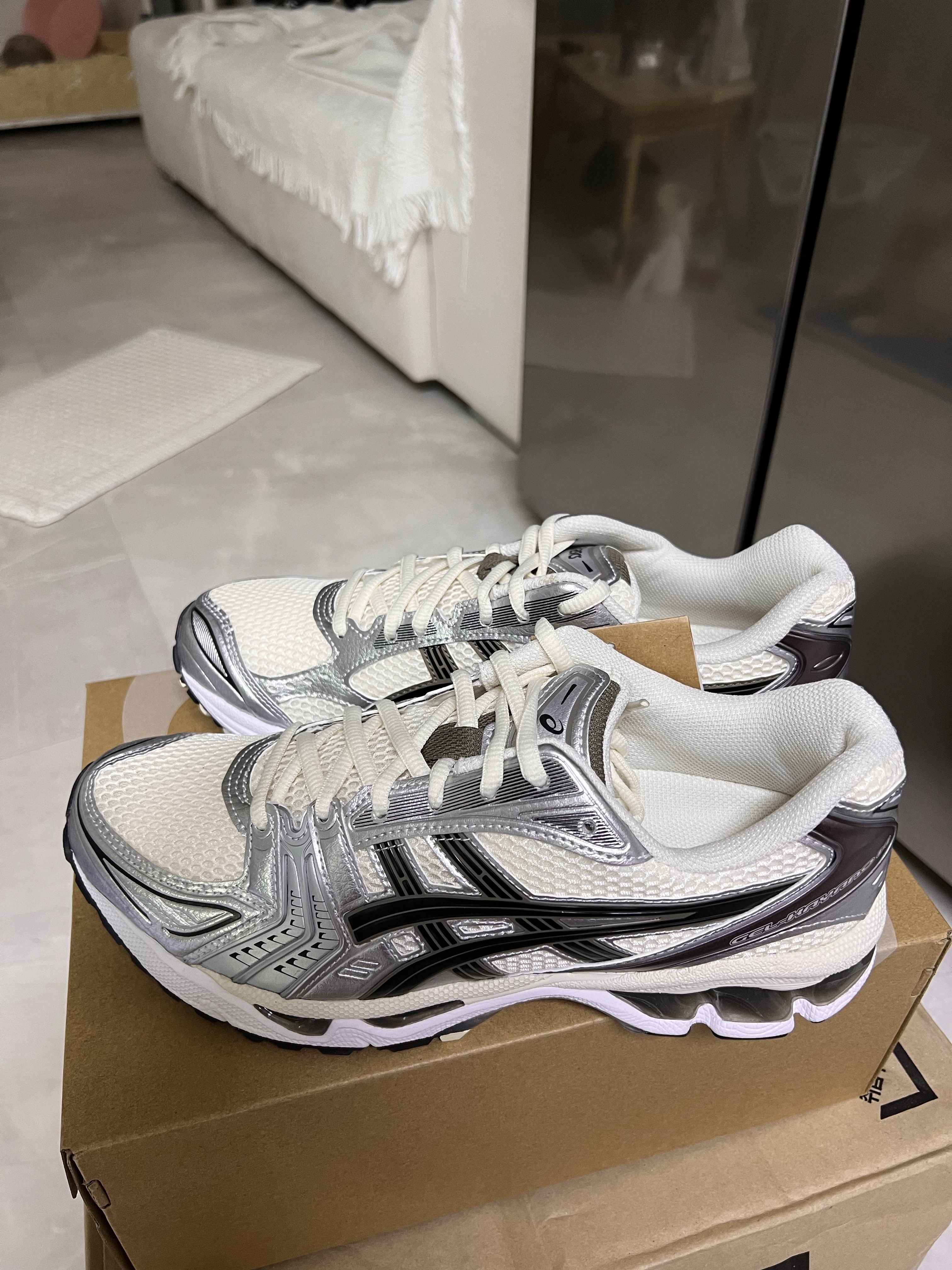 Asics Gel-Kayano 14 Cream Black 착용 스타일