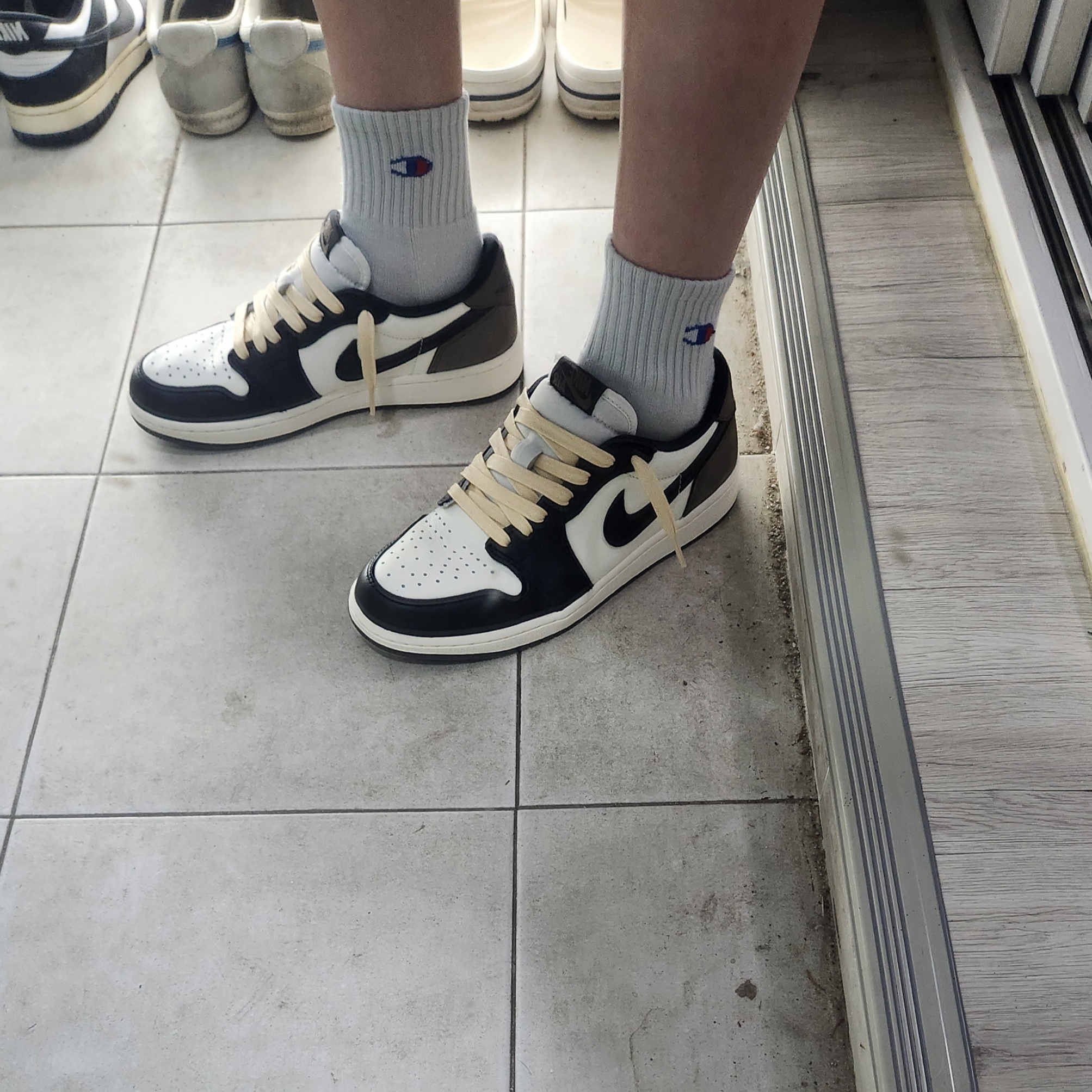 Jordan 1 Retro Low OG Mocha 착용 스타일