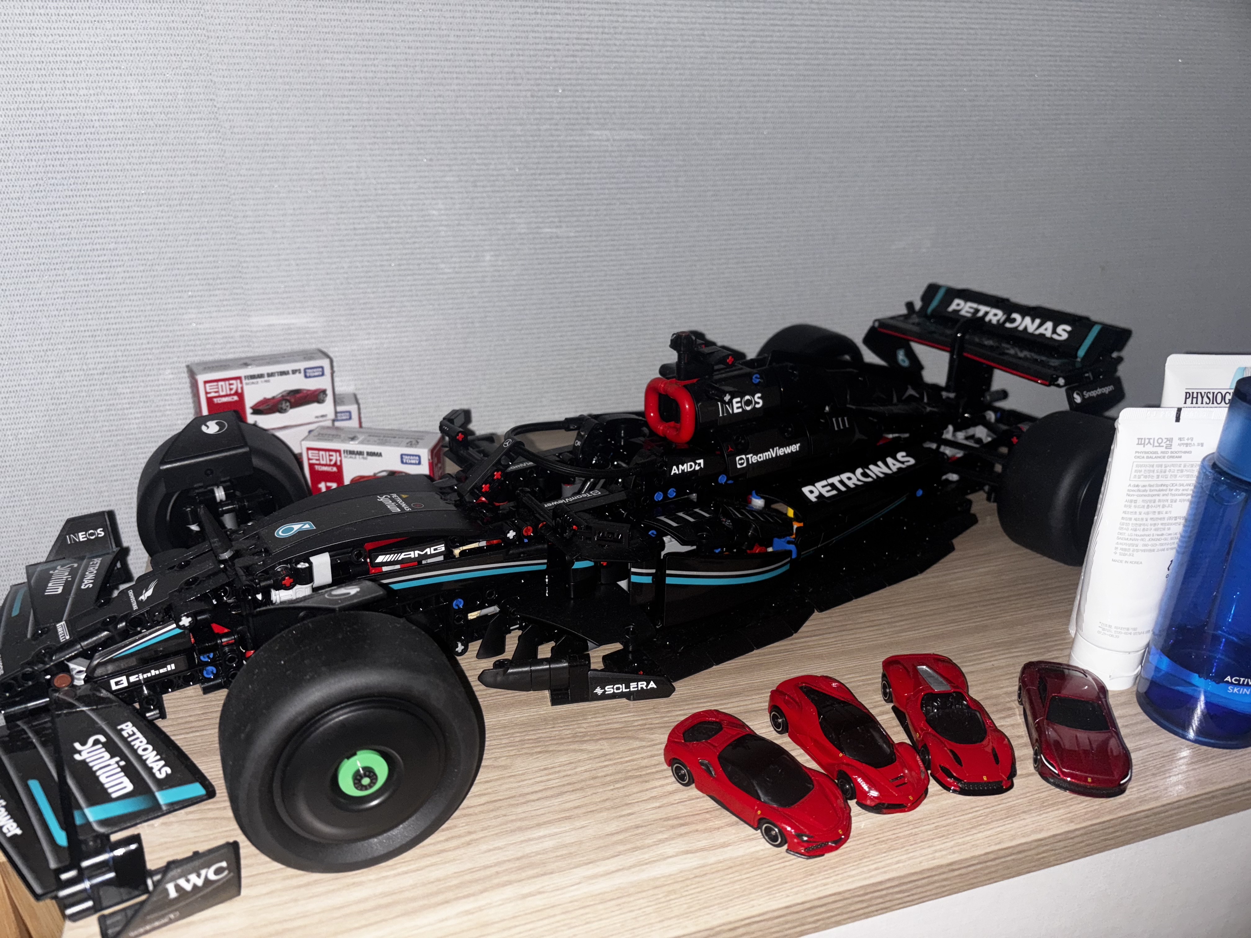 Lego Mercedes-AMG F1 W14 E Performance 착용 스타일