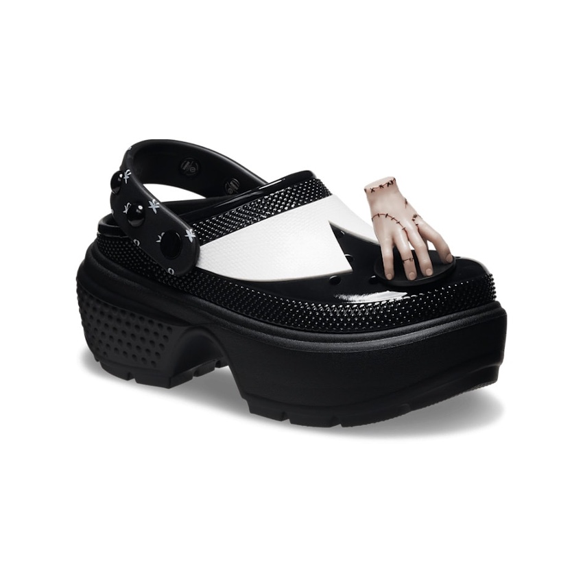 Crocs x Wednesday Stomp Clog Black 착용 스타일 - 2