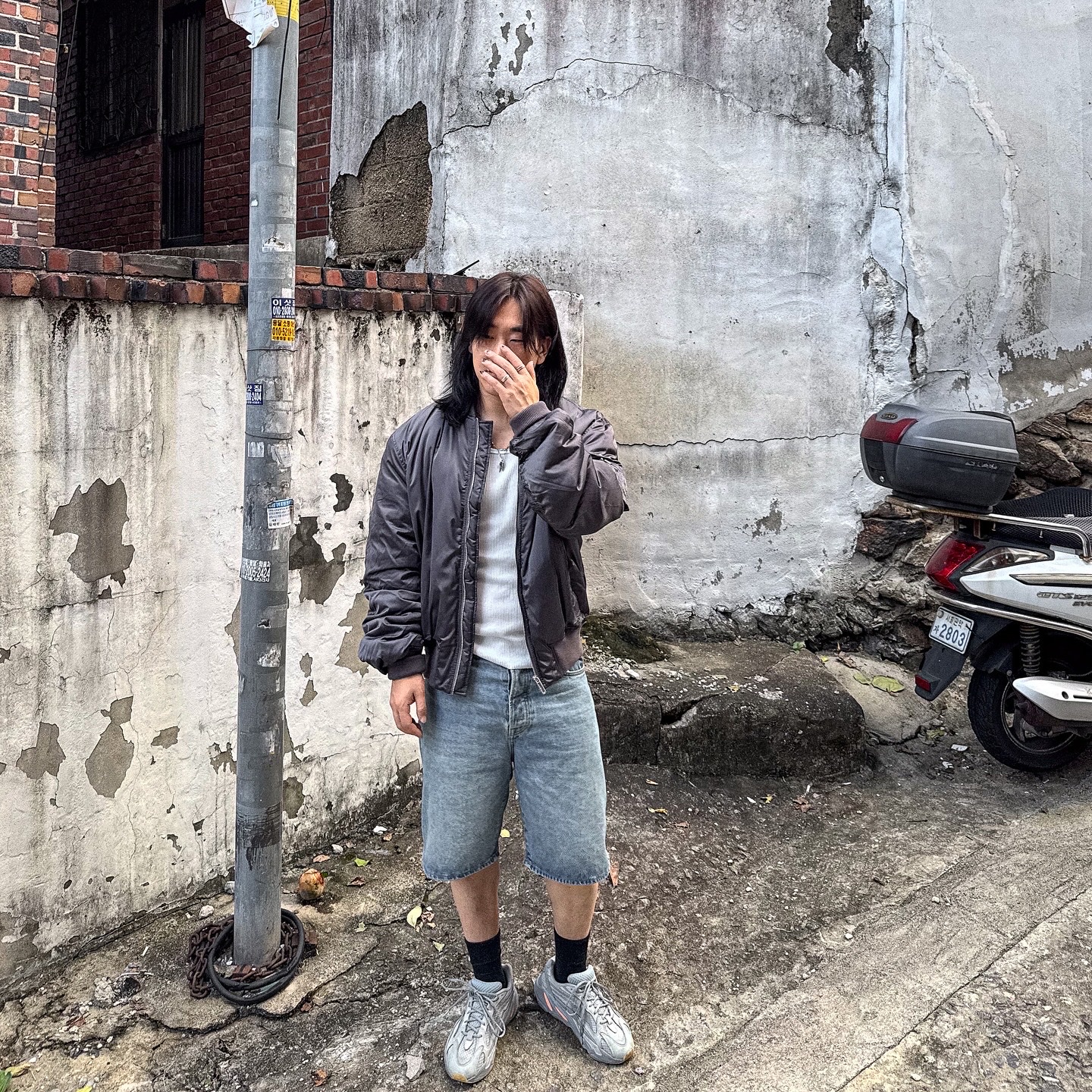 Stussy Denim Big OL' Shorts Washed Blue, Adidas Yeezy Boost 700 V2 Inertia 착용 스타일 - 1