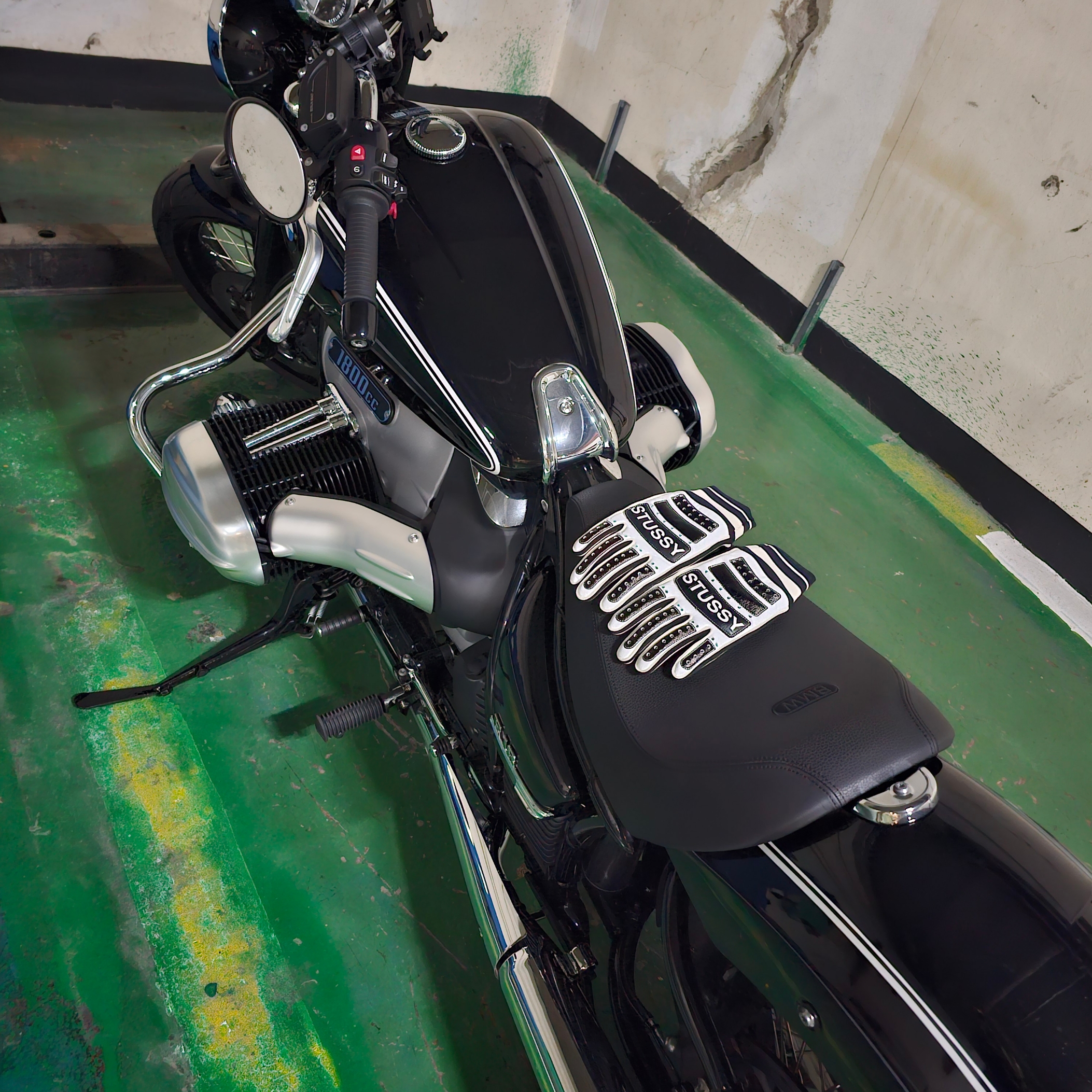 Stussy Leather Bike Gloves Black White 착용 스타일