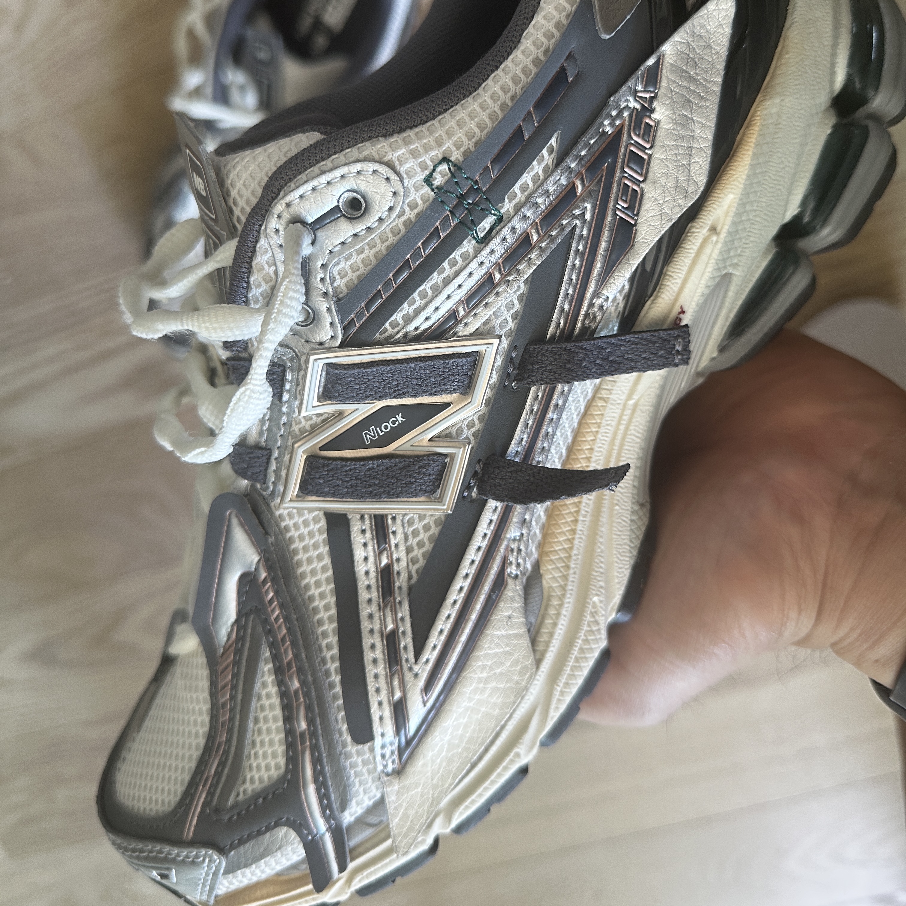 New Balance 1906A Silver Metallic Castlerock 착용 스타일 - 1