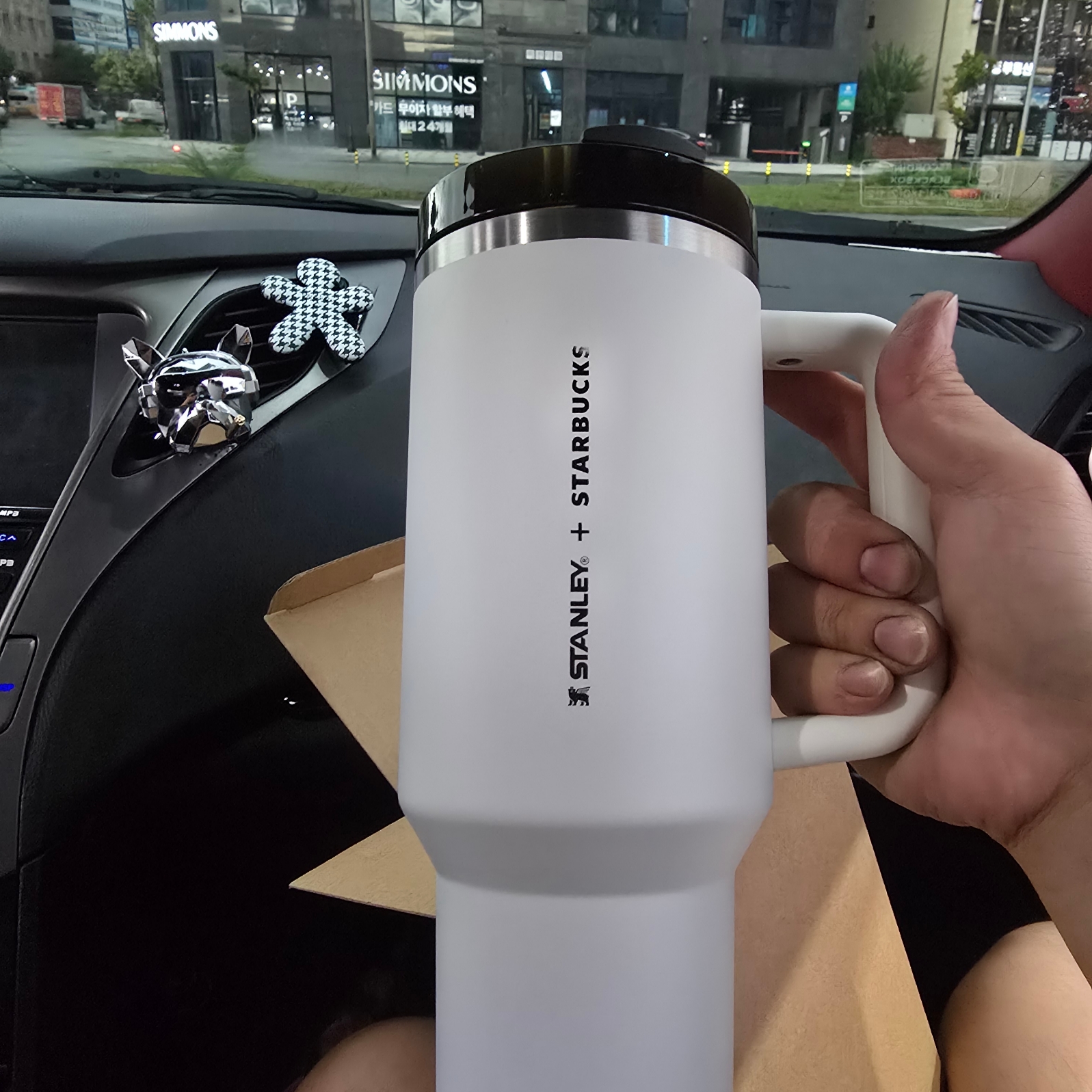 Starbucks 24 SS Stanley White Quencher Tumbler 1183ml 착용 스타일