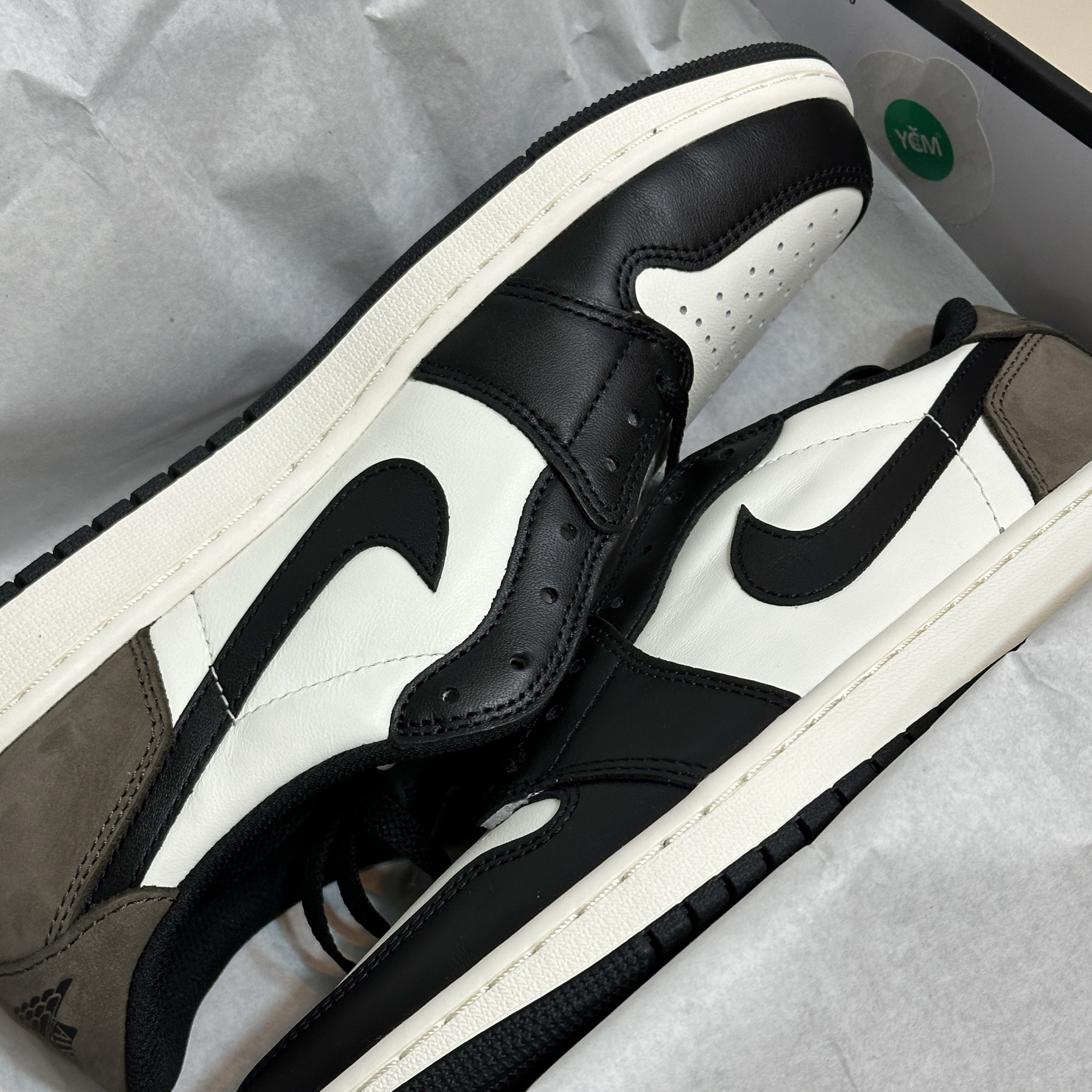 Jordan 1 Retro Low OG Mocha 착용 스타일 - 2