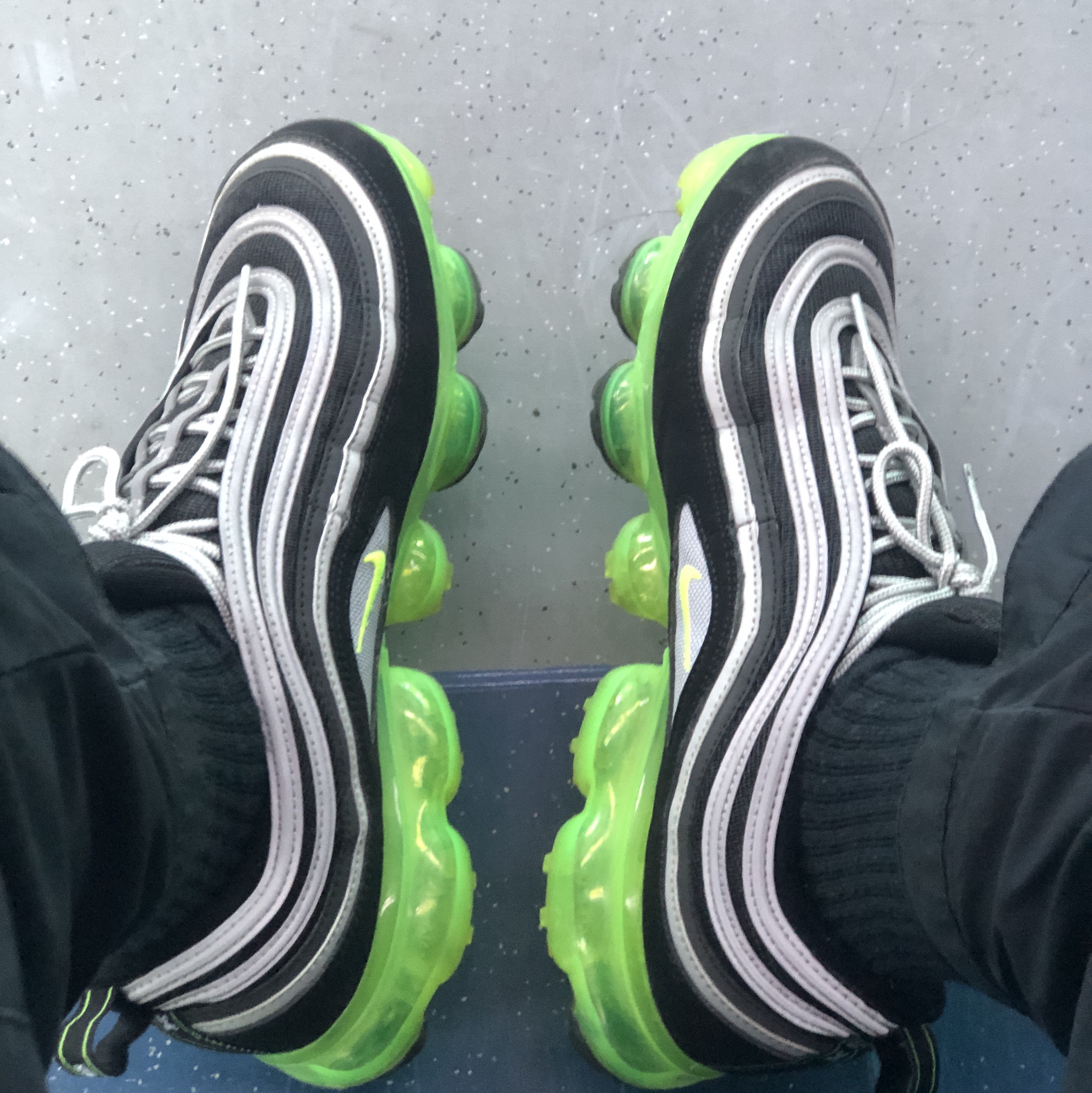 Nike Air VaporMax 97 Black Volt 착용 스타일
