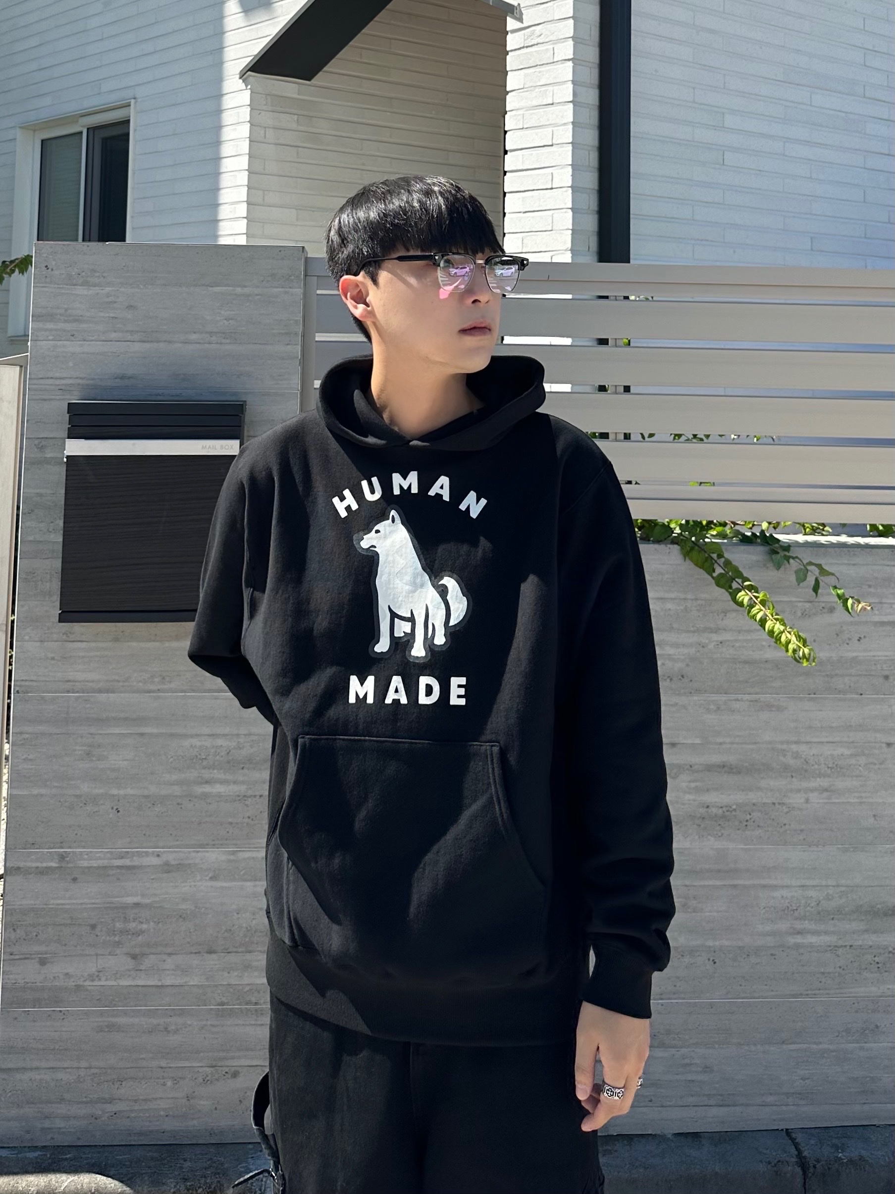 Human Made Worksout 20th Anniversary Jindo Dog Heavt Weight Hoodie Black 착용 스타일 - 2
