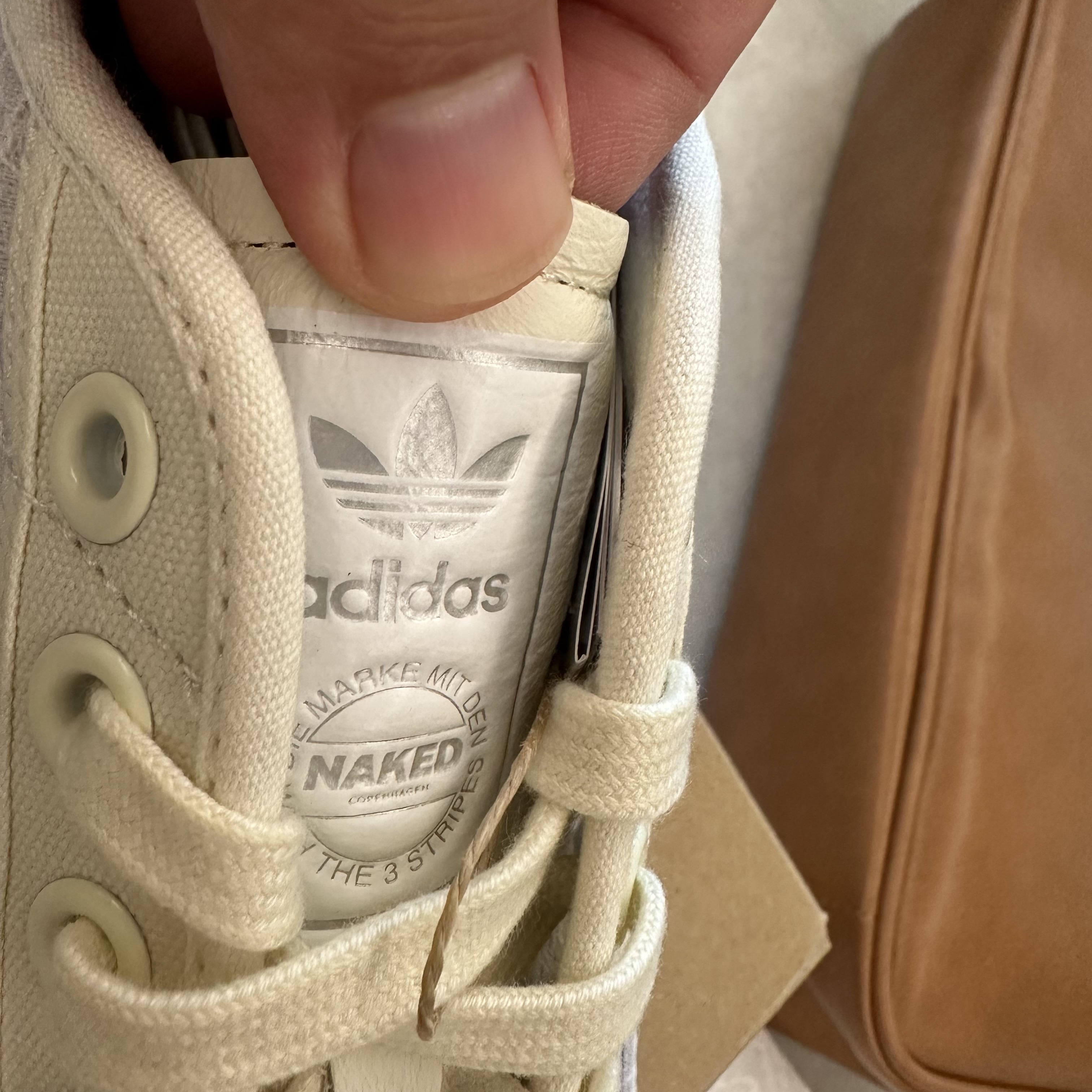 Adidas x Naked Tischtennis White Off White 착용 스타일 - 2