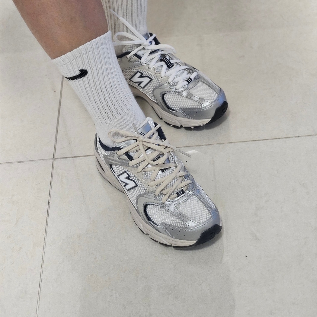 New Balance 530 Steel Grey 착용 스타일 - 1