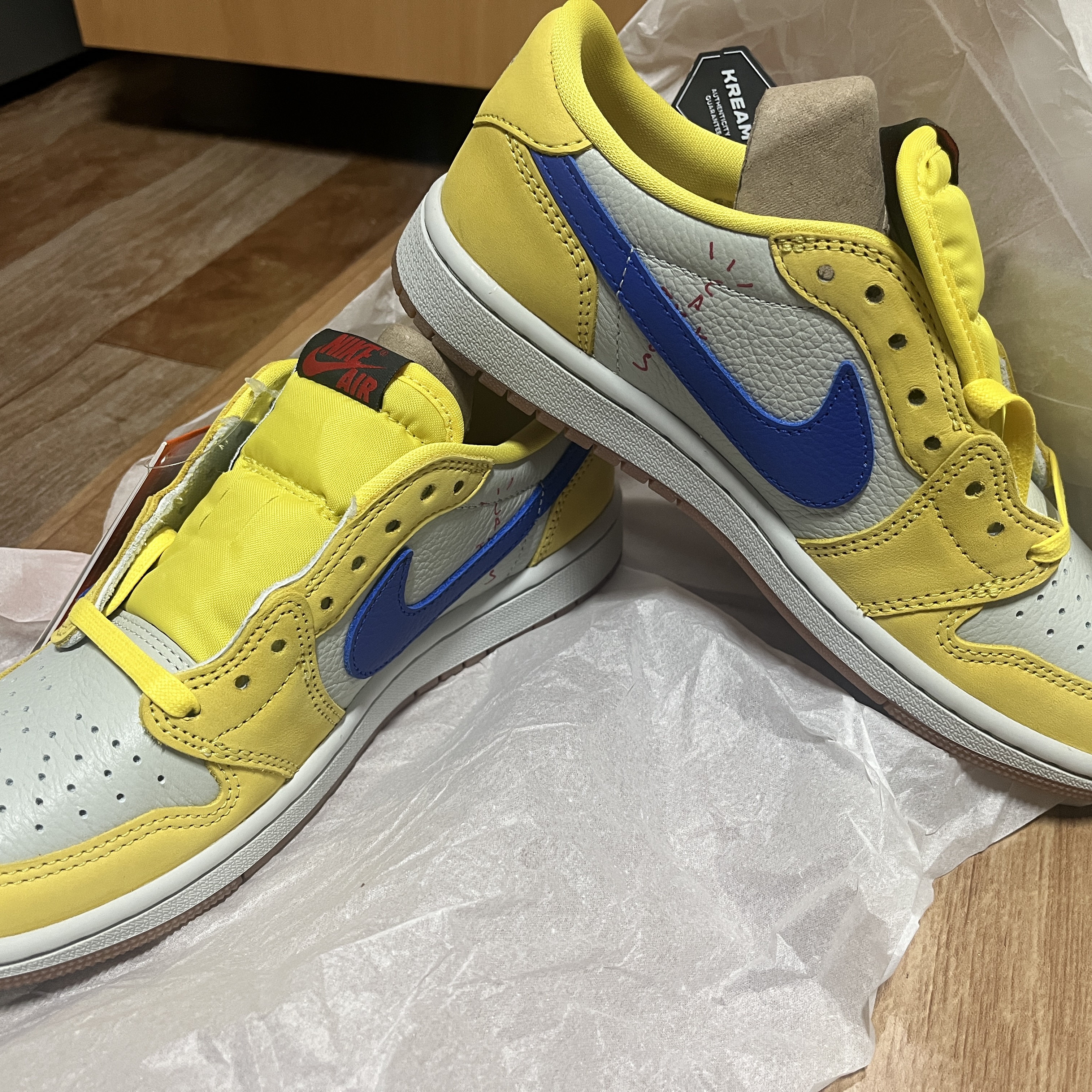 (W) Jordan 1 x Travis Scott Retro Low OG SP Canary 착용 스타일 - 2