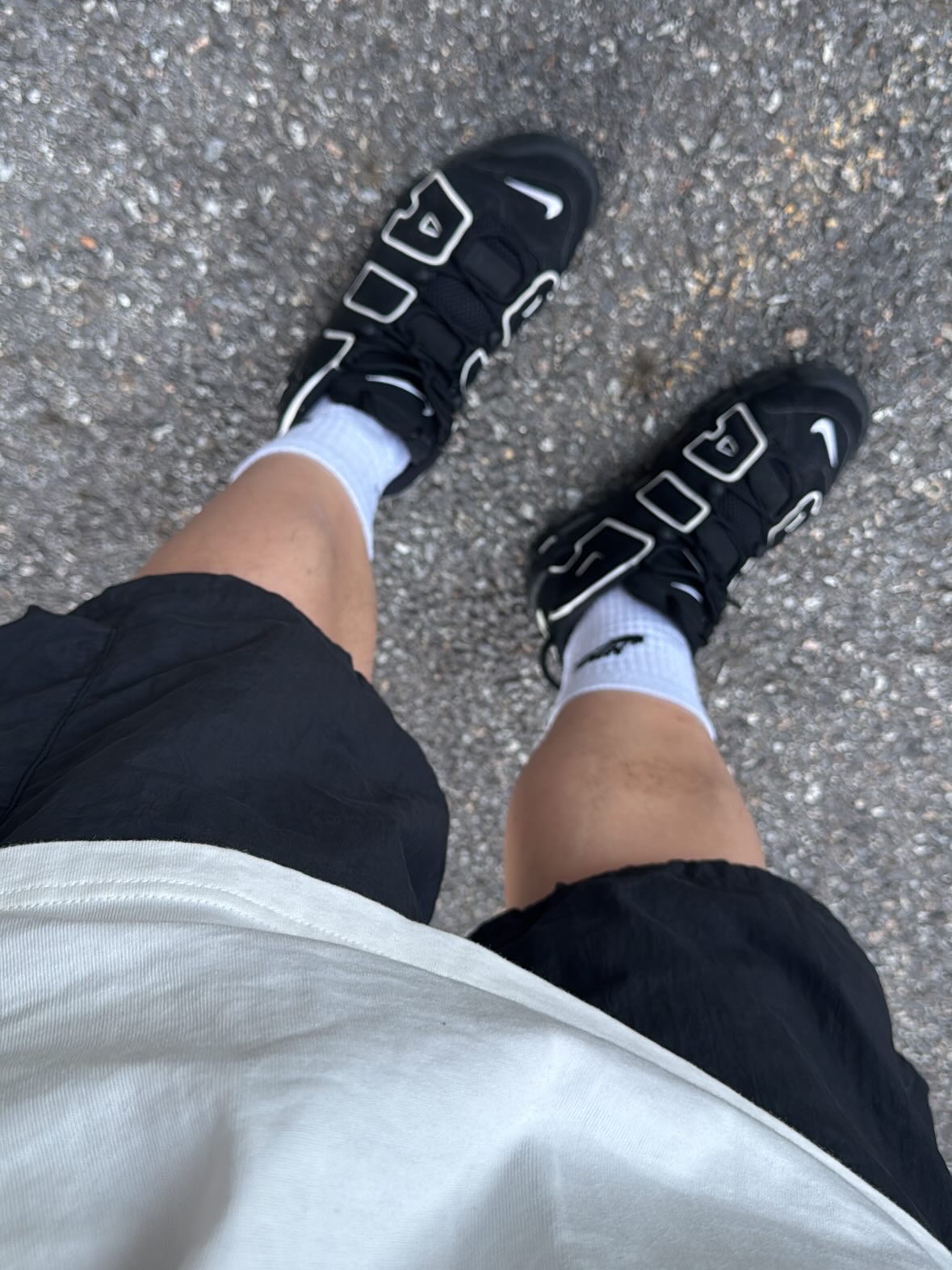 Nike Air More Uptempo Black White 2020, Jordan x Travis Scott T-Shirts Sail (DZ5510-133) 착용 스타일