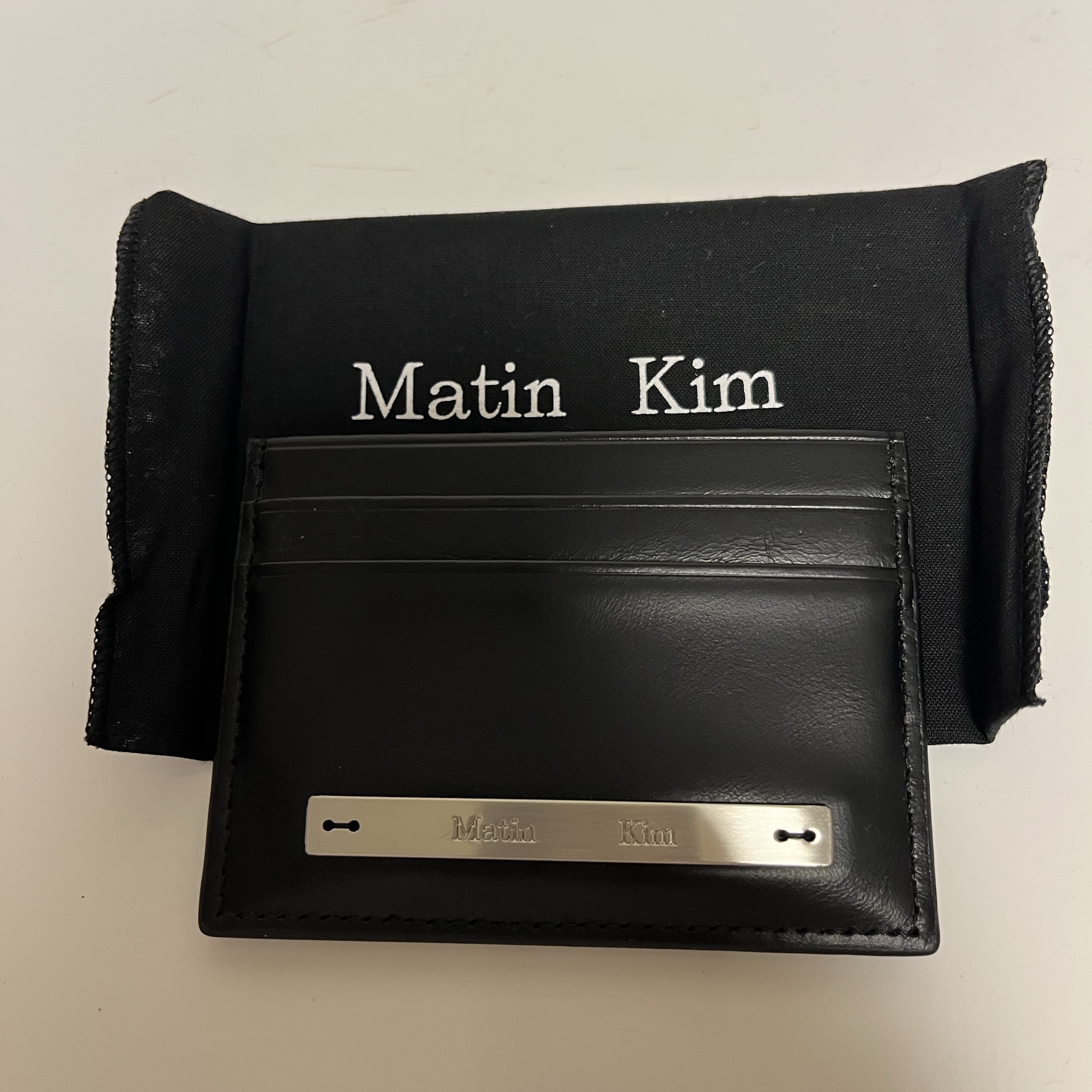 Matin Kim Vintage Card Wallet Black 착용 스타일