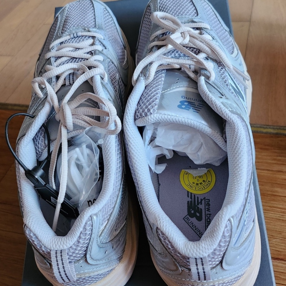 New Balance 530 Vintage Metallic Silver 착용 스타일