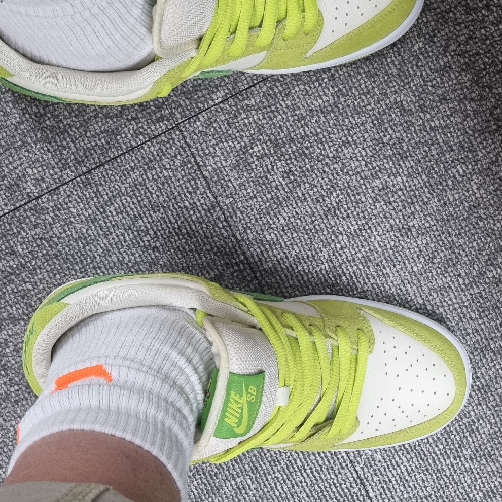 Nike SB Dunk Low Pro Sour Apple 착용 스타일