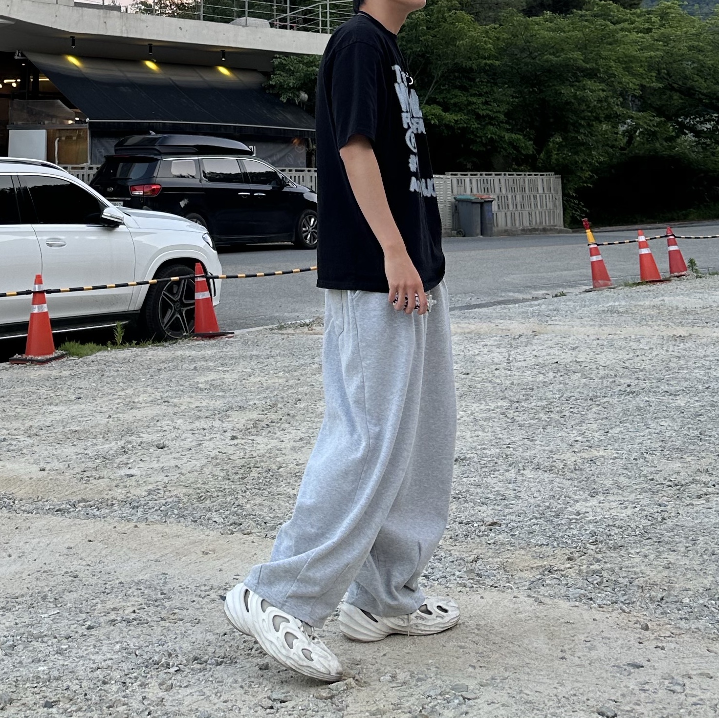 Adidas Adifom Q Off White, BAPE By Bathing Ape T-Shirt Grey 착용 스타일 - 1