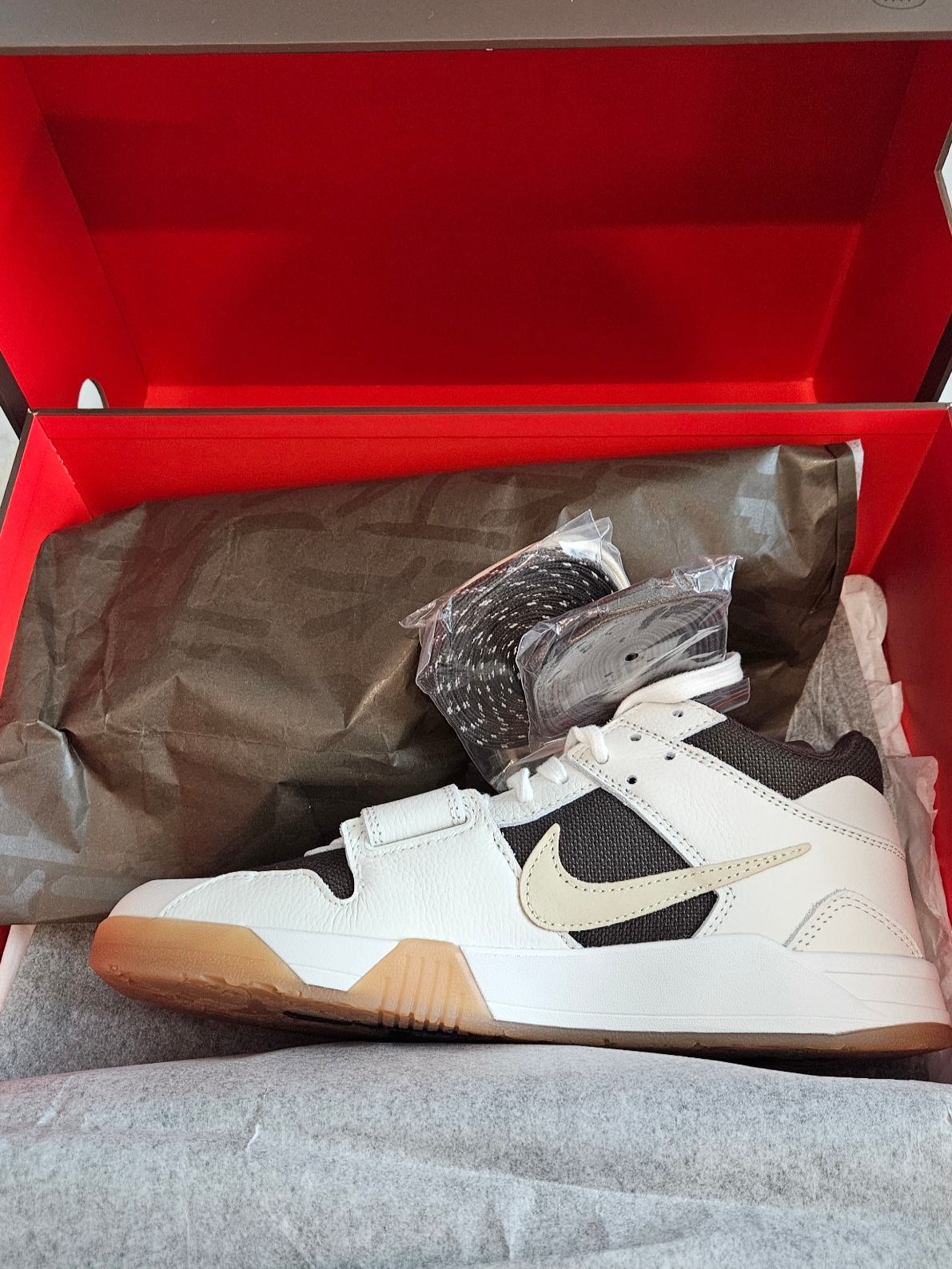 Jordan x Travis Scott Jumpman Jack TR Sail and Dark Mocha 착용 스타일