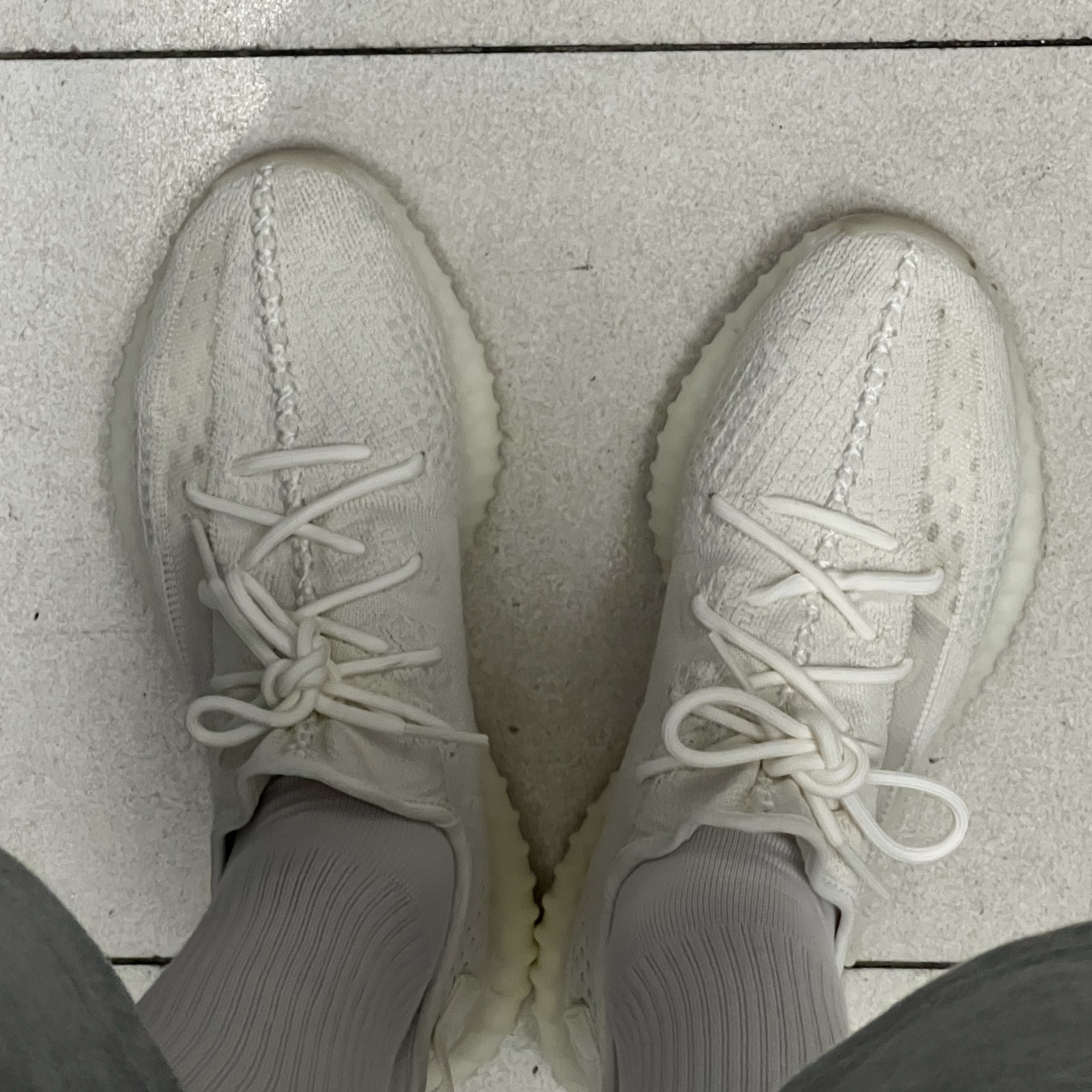 Adidas Yeezy Boost 350 V2 Bone 착용 스타일