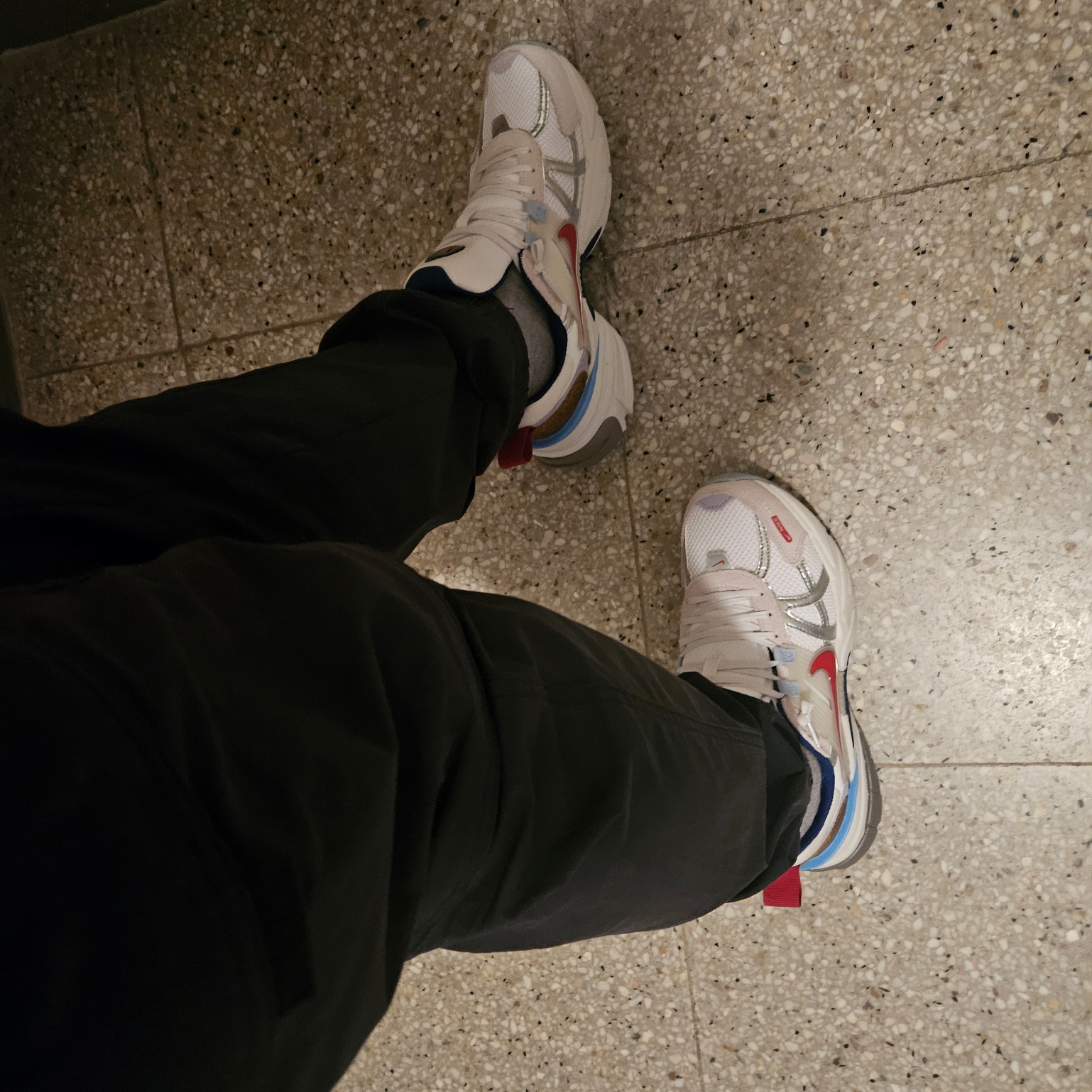 Nike V2K Run Metallic Silver Gym Red 착용 스타일 - 1