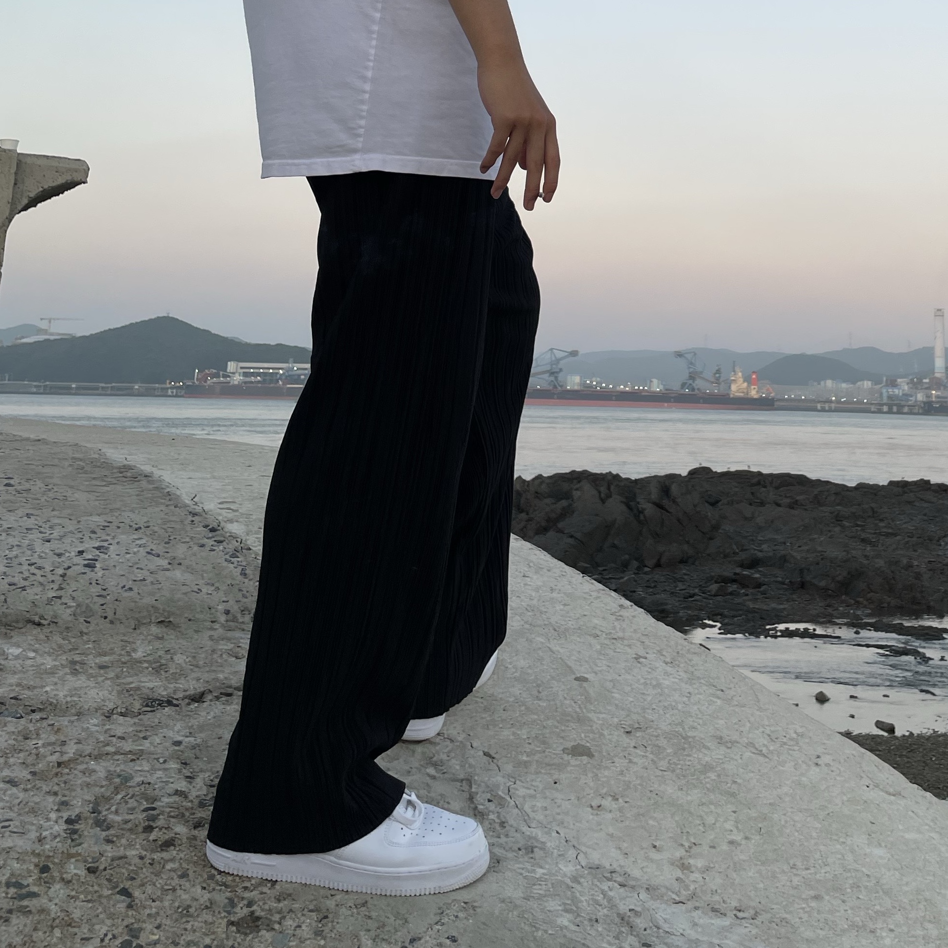 Nike Air Force 1 '07 Low White, Stussy 8 Ball Keychain Black 착용 스타일 - 9