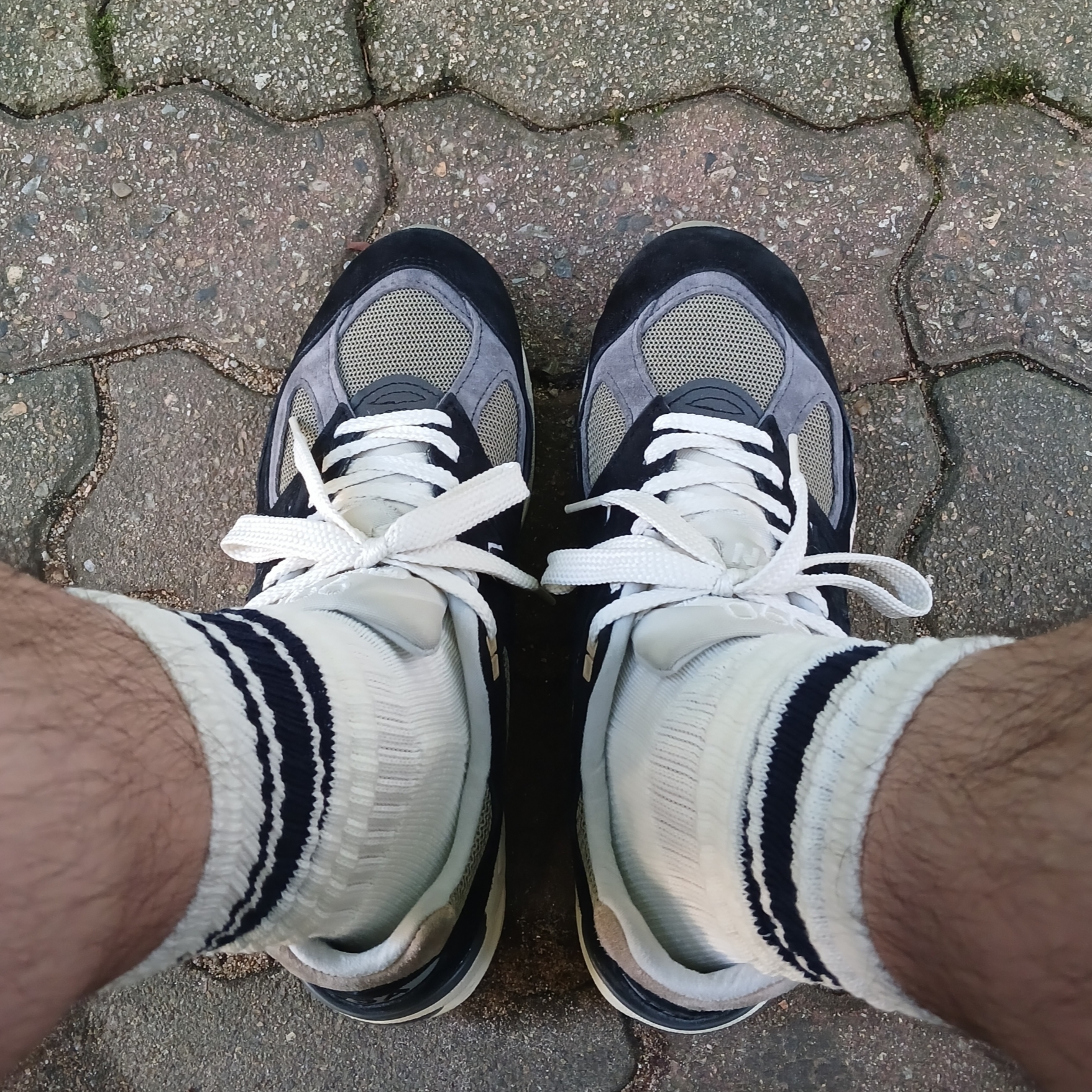 New Balance 990v2 Made in USA Black True camo 착용 스타일