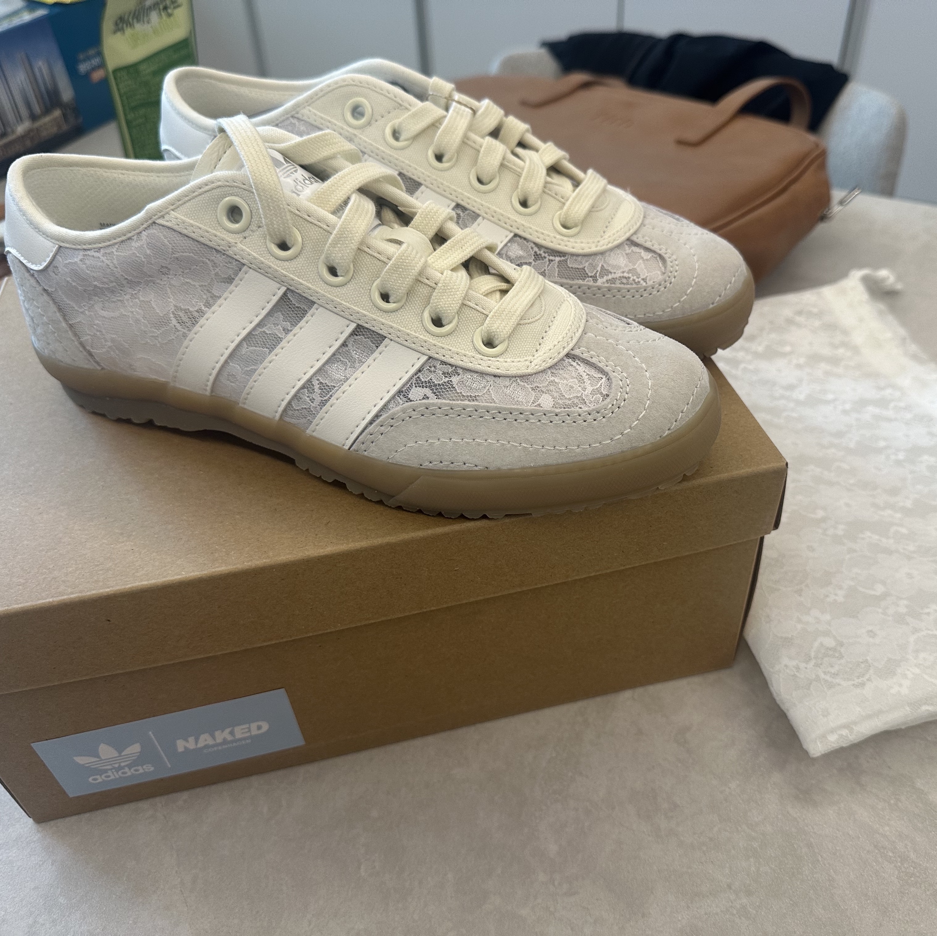 Adidas x Naked Tischtennis White Off White 착용 스타일 - 1