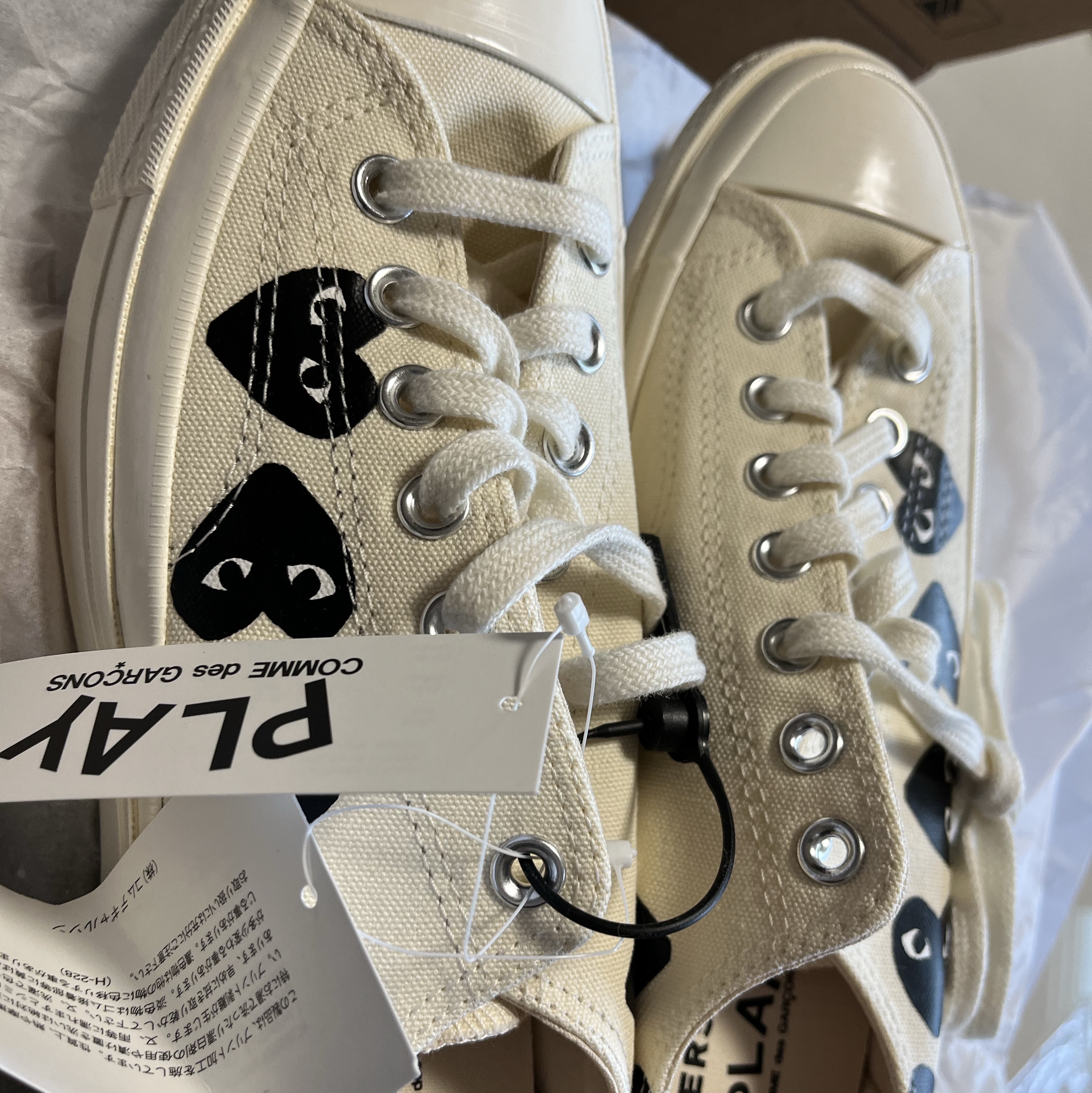 Converse x Play Comme des Garcons Chuck 70 Ox Multi Heart Egret 착용 스타일 - 2