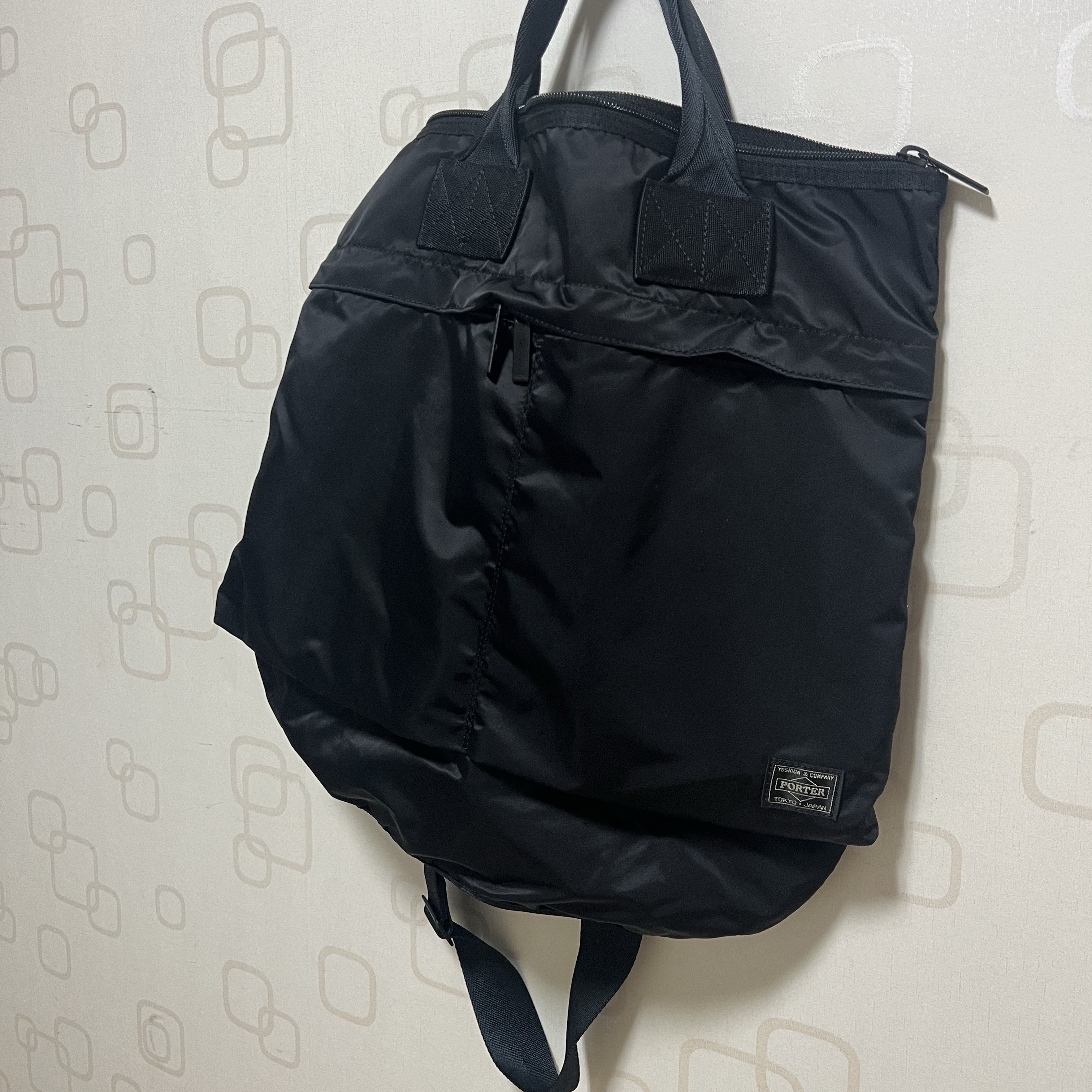 Porter Frame 2way Helmet Bag Black 착용 스타일