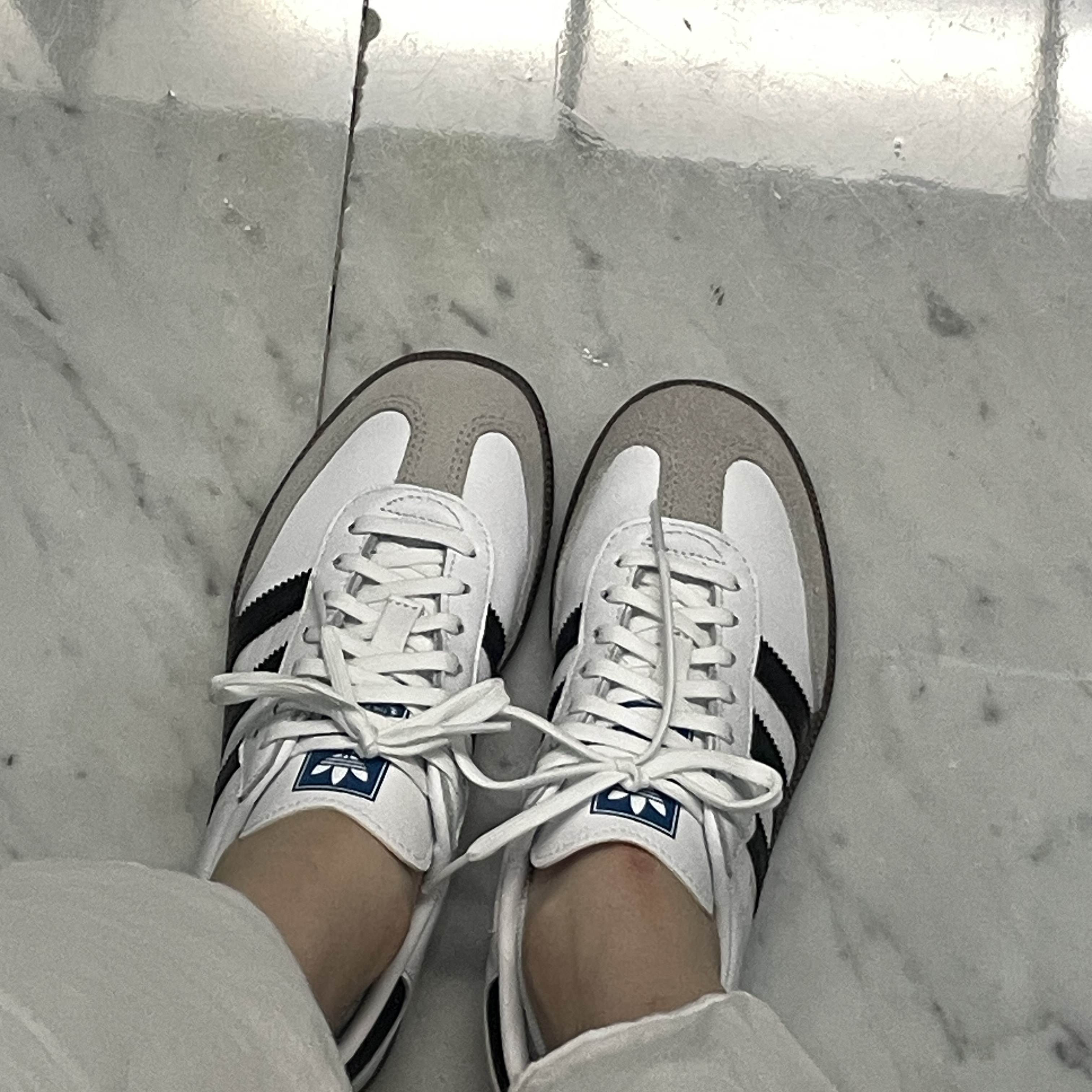 (C) Adidas Samba OG Cloud White Core Black 착용 스타일 - 1