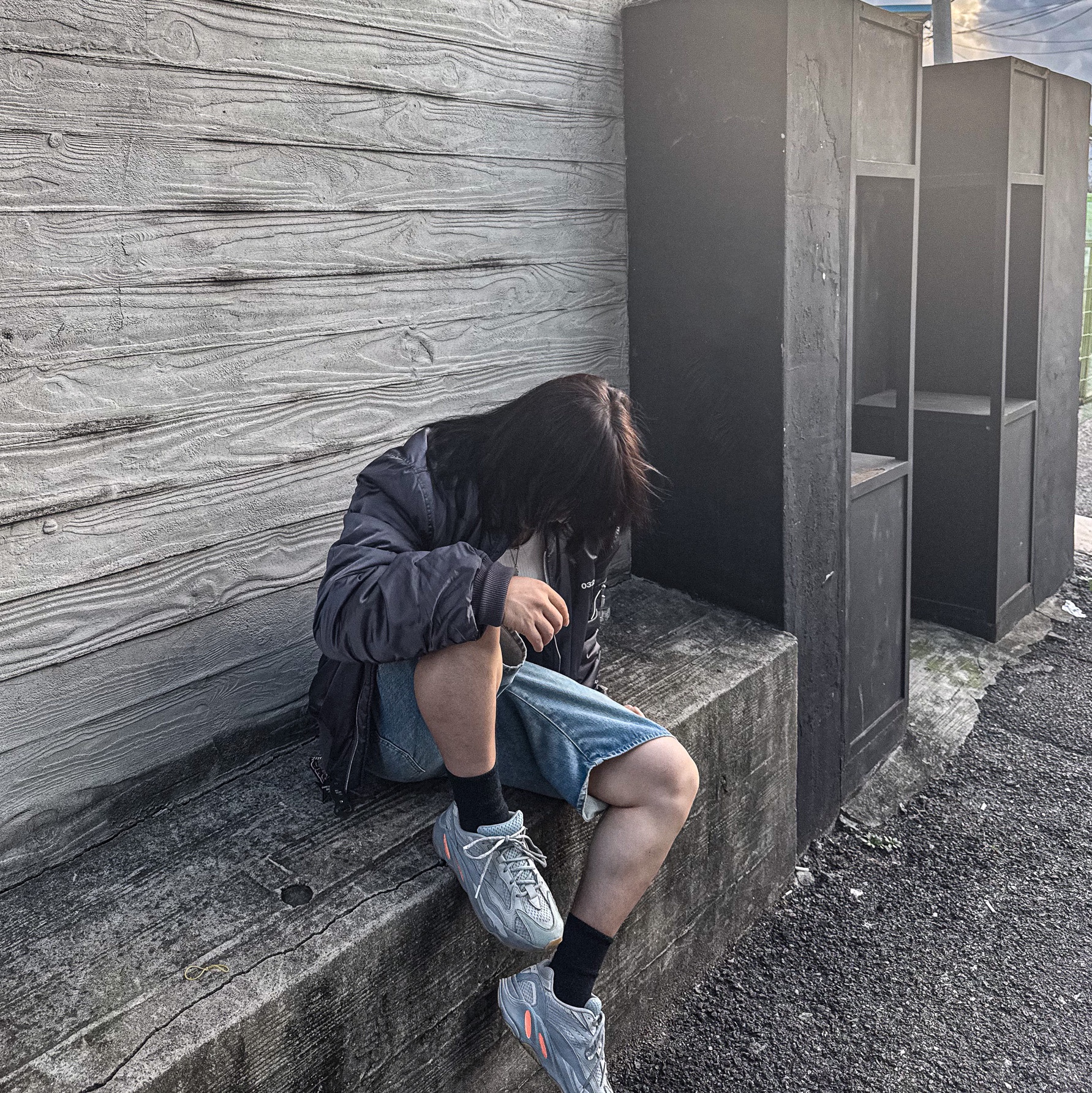 Stussy Denim Big OL' Shorts Washed Blue, Adidas Yeezy Boost 700 V2 Inertia 착용 스타일 - 4
