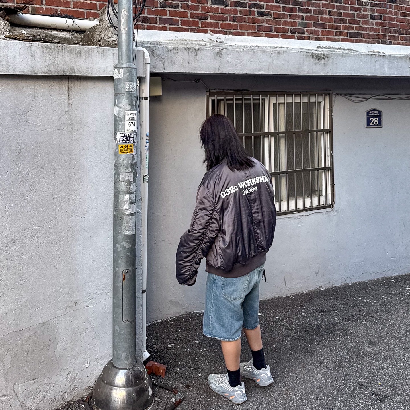 Stussy Denim Big OL' Shorts Washed Blue, Adidas Yeezy Boost 700 V2 Inertia 착용 스타일 - 3